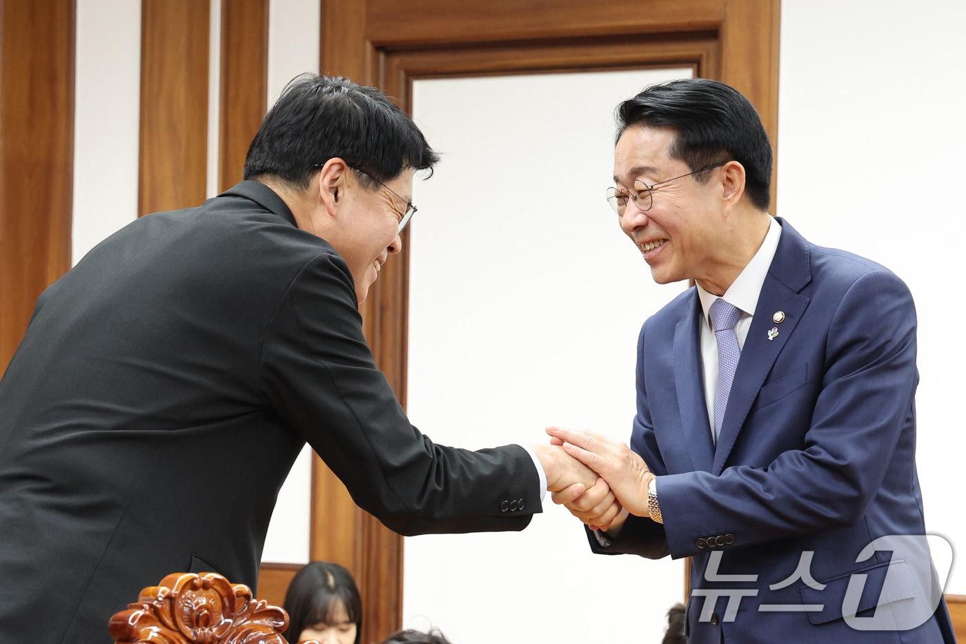 본문 이미지 - 조정식 국회의장이 18일 서울 여의도 국회에서 열린 비교섭단체 원내대표 회동에서 김준형 조국혁신당 원내대표와 인사하고 있다. 2026.6.18 ⓒ 뉴스1 신웅수 기자