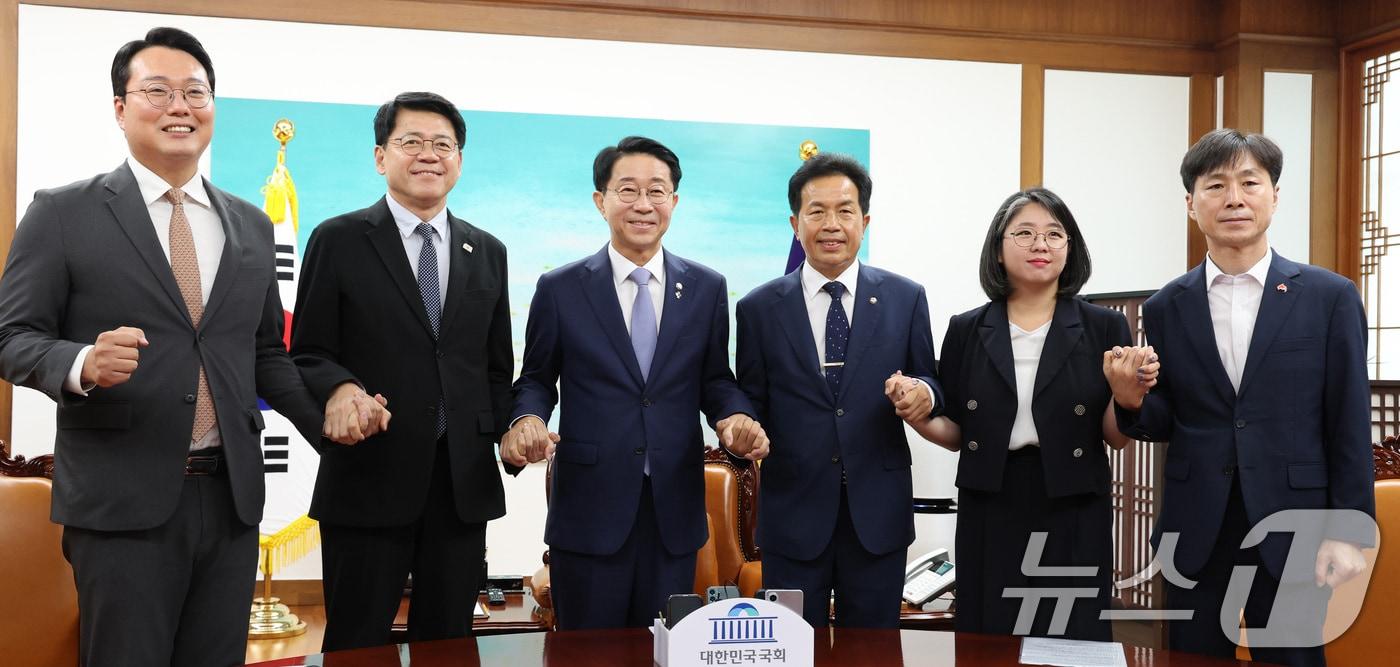 본문 이미지 - 조정식 국회의장이 18일 서울 여의도 국회에서 열린 비교섭단체 원내대표 회동에서 참석자들과 기념촬영을 하고 있다. 왼쪽부터 천하람 개혁신당 원내대표, 김준형 조국혁신당 원내대표, 조 의장, 윤종오 진보당 원내대표, 용혜인 기본소득당 대표, 한창민 사회민주당 대표. 2026.6.18 ⓒ 뉴스1 신웅수 기자