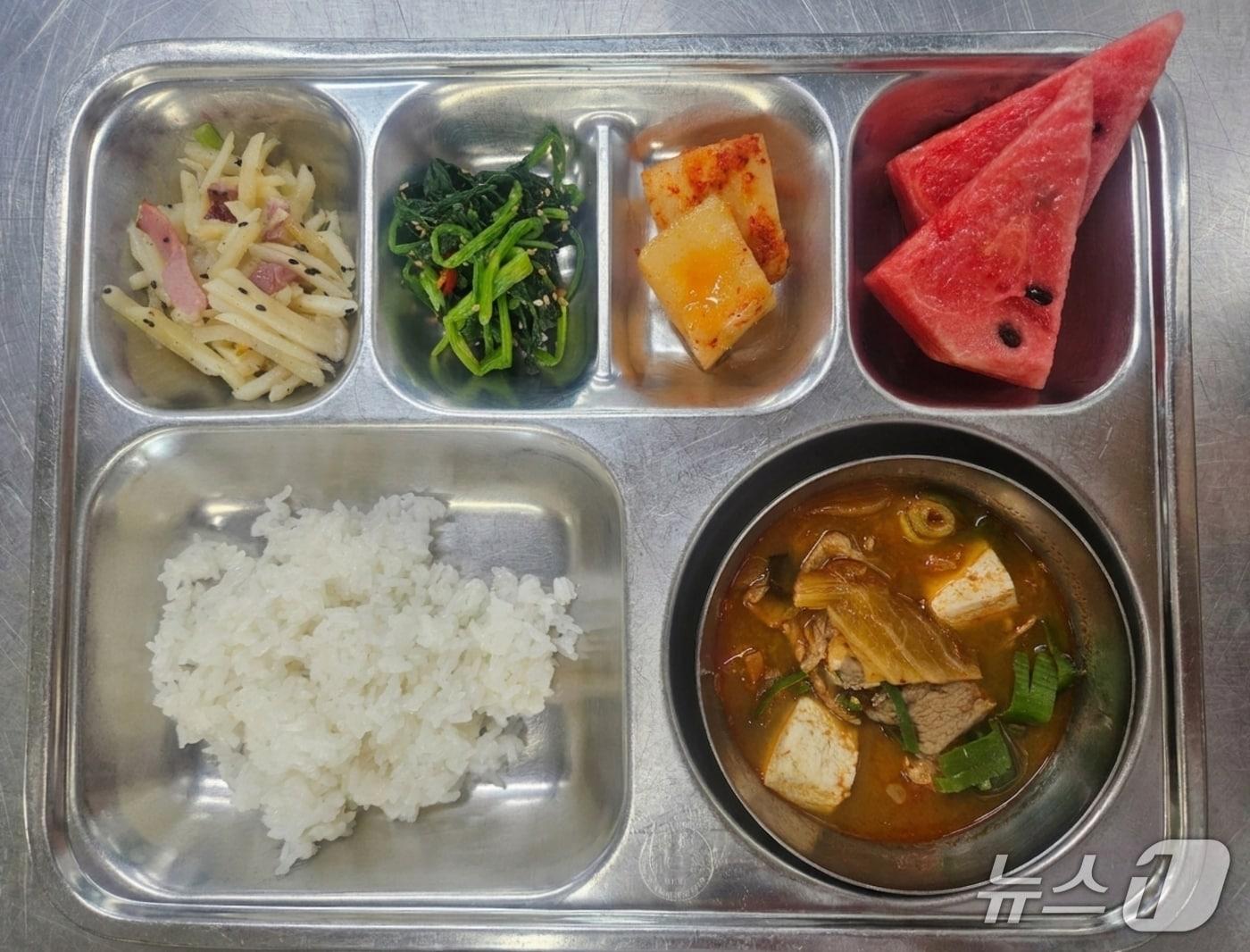 본문 이미지 - 진천수박 학교급식 모습.(진천군 제공. 재판매 및 DB금지)/뉴스1