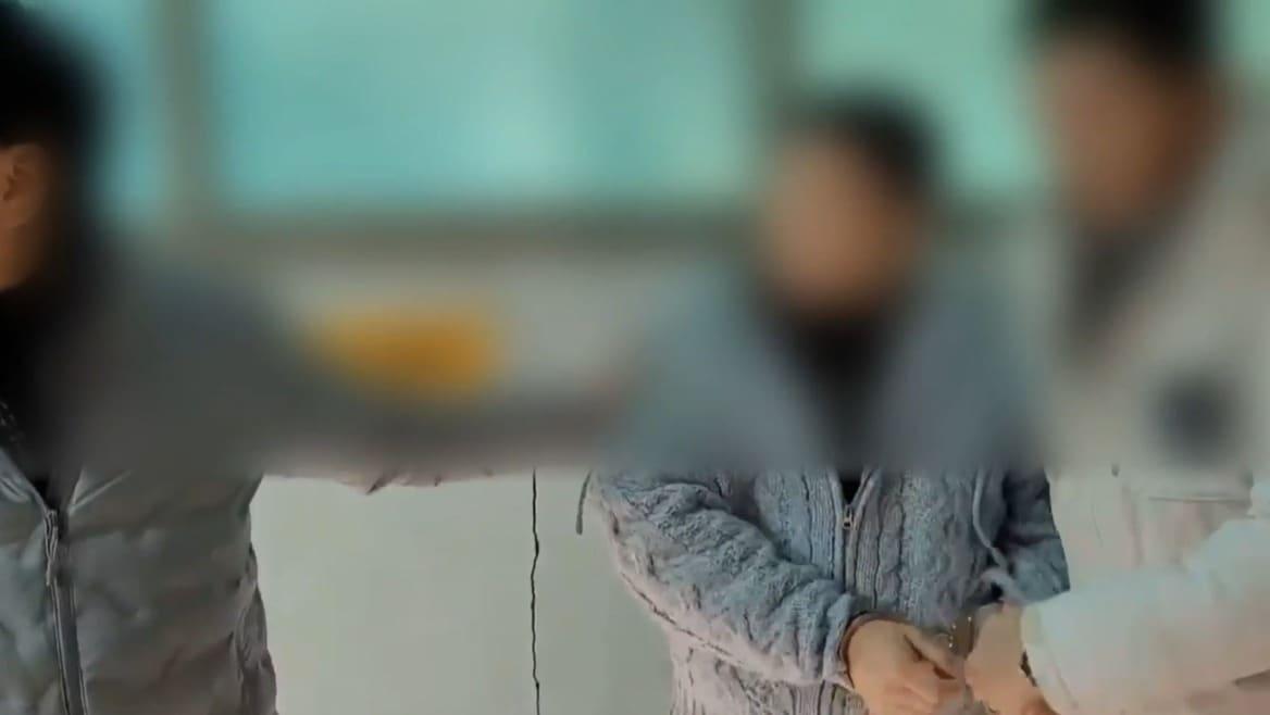 본문 이미지 - 경찰이 자금세탁 조직 총책을 서울 중랑구 모처에서 검거하는 모습. (서울경찰청 제공. 재판매 및 DB금지)