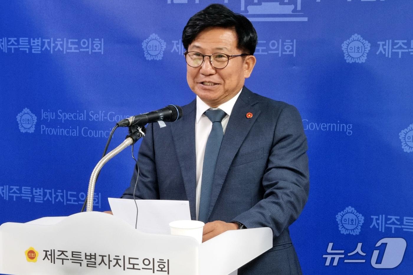 본문 이미지 - 김경학 제주특별자치도의회 의원(제주시 구좌읍·우도면, 더불어민주당)이 18일 오전 제주도의회 기자실에서 기자회견을 하고 있다.2026.6.18./뉴스1