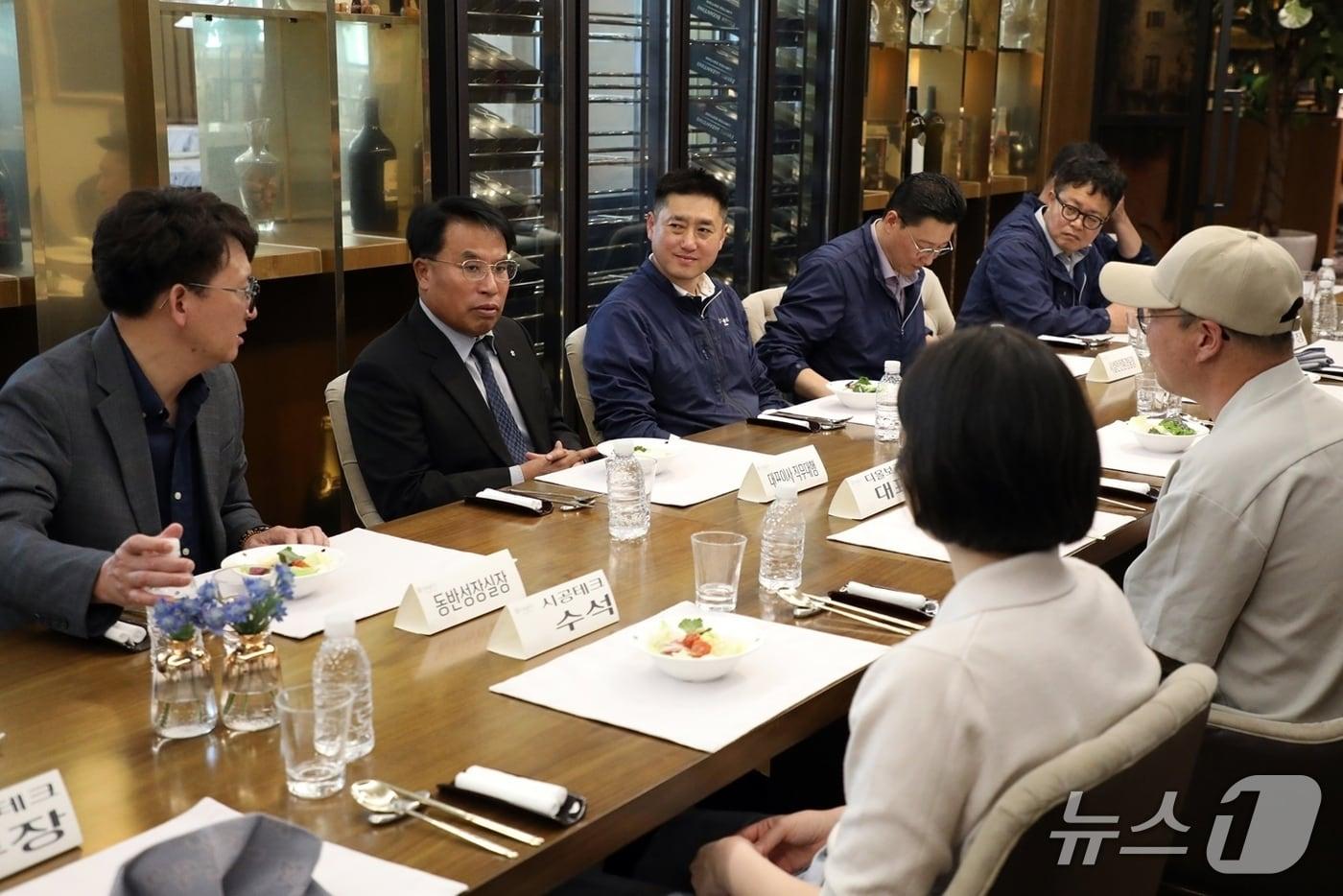 본문 이미지 - 남한규 강원랜드 대표이사 직무대행이 지난 15일 옛 동원탄좌 사북광업소 위치에 조성 중인 탄광문화공원 'M650'의 시설을 찾아 관계자들과 본관 및 야외 전시 설계 제작·설치 현황 등을 점검했다. (강원랜드 제공. 재판매 및 DB금지) 2026.6.18/뉴스1