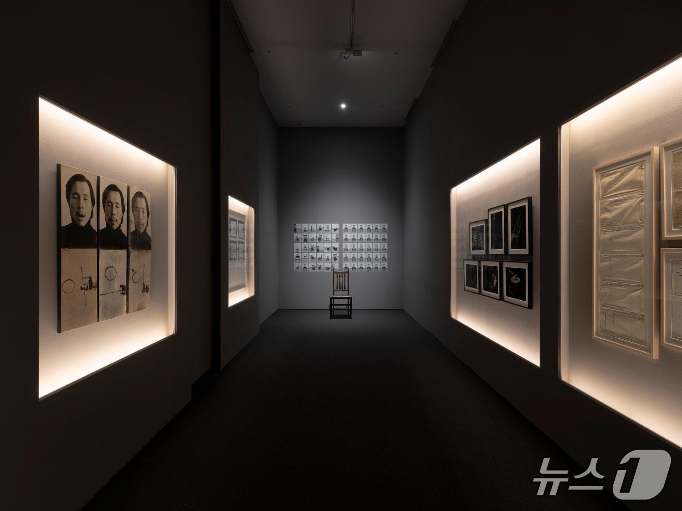 본문 이미지 - 1장 전시 전경. 국립현대미술관이 한국현대미술이 시각과 물질 중심에서 언어와 사고의 차원으로 옮겨간 과정을 조명하는 전시 '이것은 개념미술이 (아니)다'를 19일부터 10월 11일까지 서울관에서 연다. 1970~90년대 한국 개념미술을 작가 28명의 작품 140여 점과 아카이브로 살핀다.