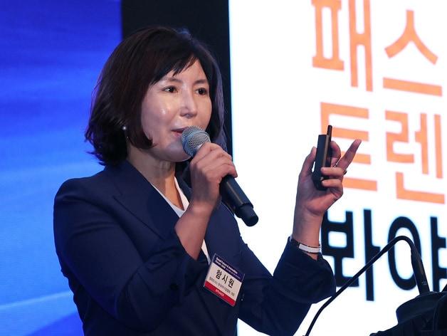 본문 이미지 - 한국PR기업협회장을 맡고 있는 함시원 함파트너스 대표가 18일 서울 여의도 콘래드호텔에서 열린 '2026 뉴스1 미래유통혁신포럼'에서 주제강연을 하고 있다. 2026.6.18 ⓒ 뉴스1 구윤성 기자