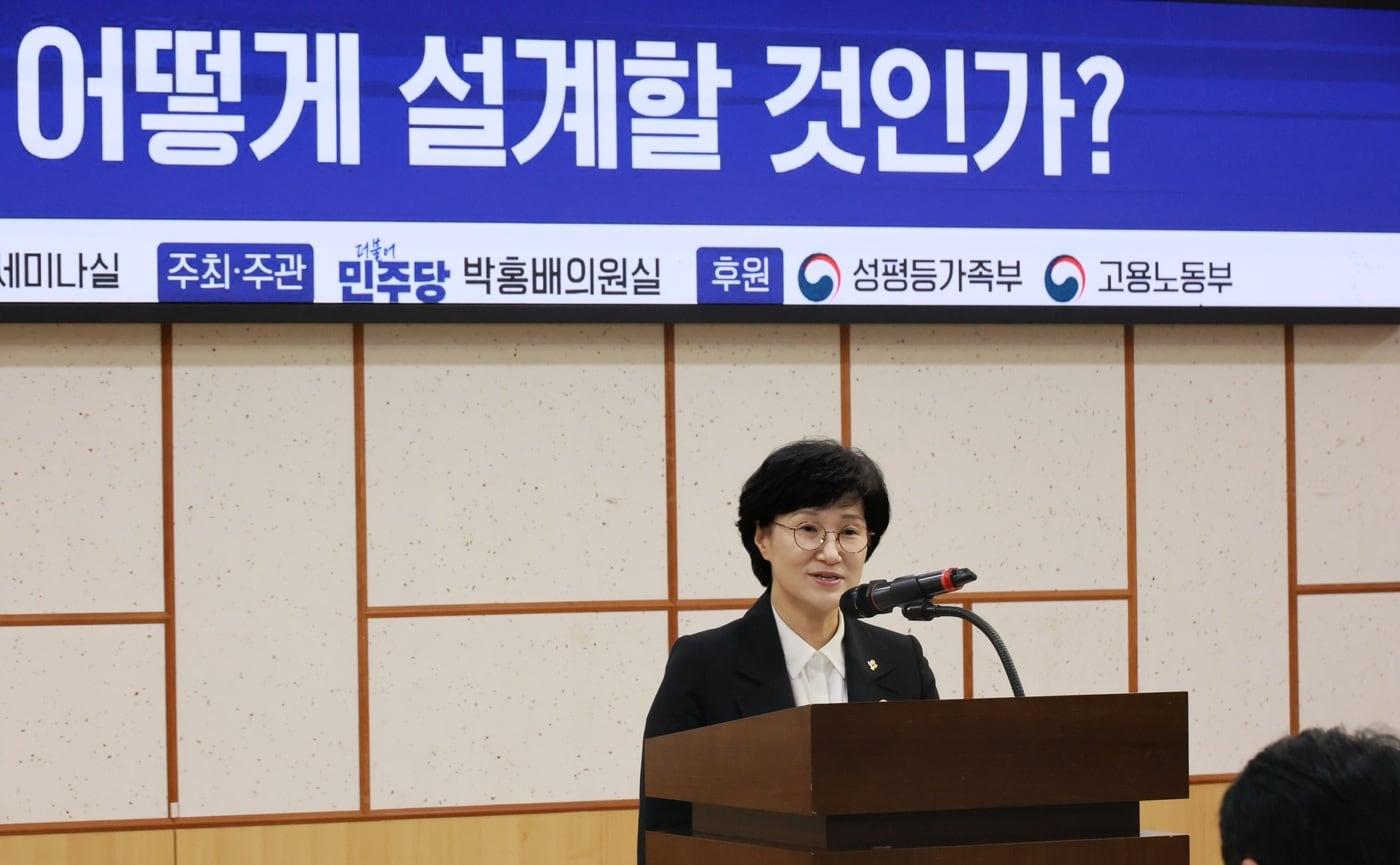 본문 이미지 - 원민경 성평등가족부 장관이 18일 국회 의원회관에서 박홍배 의원실 주최로 열린 '고용평등공시제 입법 방안 마련을 위한 토론회'에 참석해 인사말을 하고 있다.(성평등부 제공)
