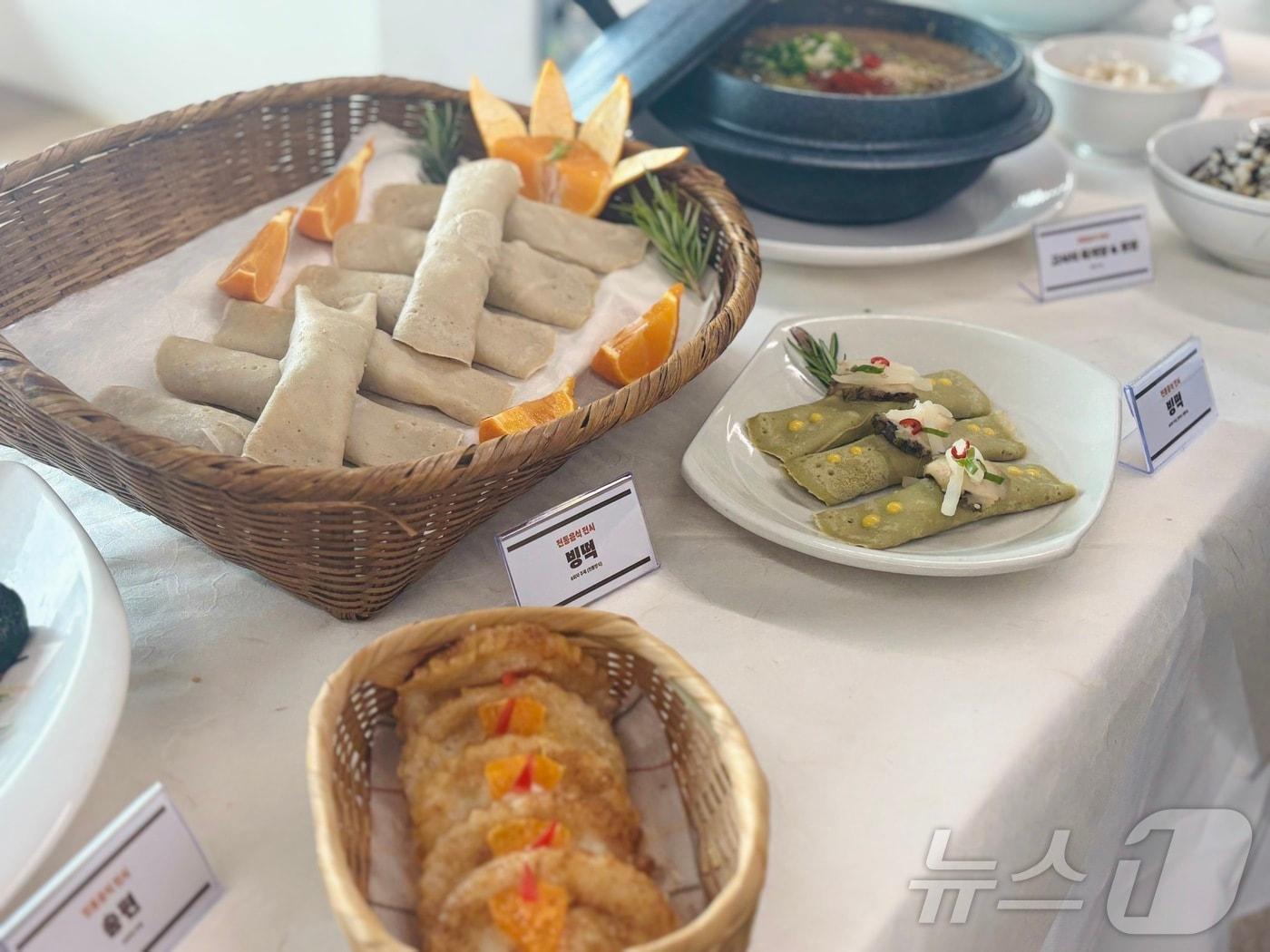 본문 이미지 - 제주 식도락 여행 프로그램 '식도락 '제주미(味)행'에서 체험할 수 있는 제주 전통음식 빙떡.2026.6.18 ⓒ 뉴스1 홍수영 기자