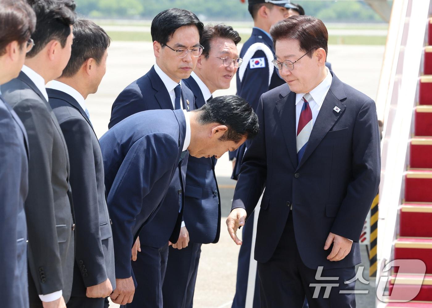 본문 이미지 - 주요 7개국(G7) 정상회의 일정을 마친 이재명 대통령이 18일 경기 성남 서울공항에 도착해 정청래 더불어민주당 대표와 인사를 나누고 있다. 2026.6.18 ⓒ 뉴스1 허경 기자