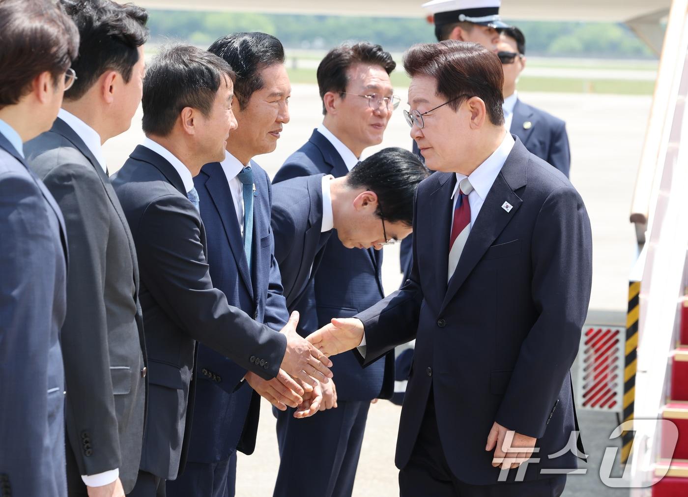 본문 이미지 - 주요 7개국(G7) 정상회의 일정을 마친 이재명 대통령이 18일 경기 성남 서울공항에 도착해 한병도 더불어민주당 원내대표와 인사를 나누고 있다. 2026.6.18 ⓒ 뉴스1 허경 기자
