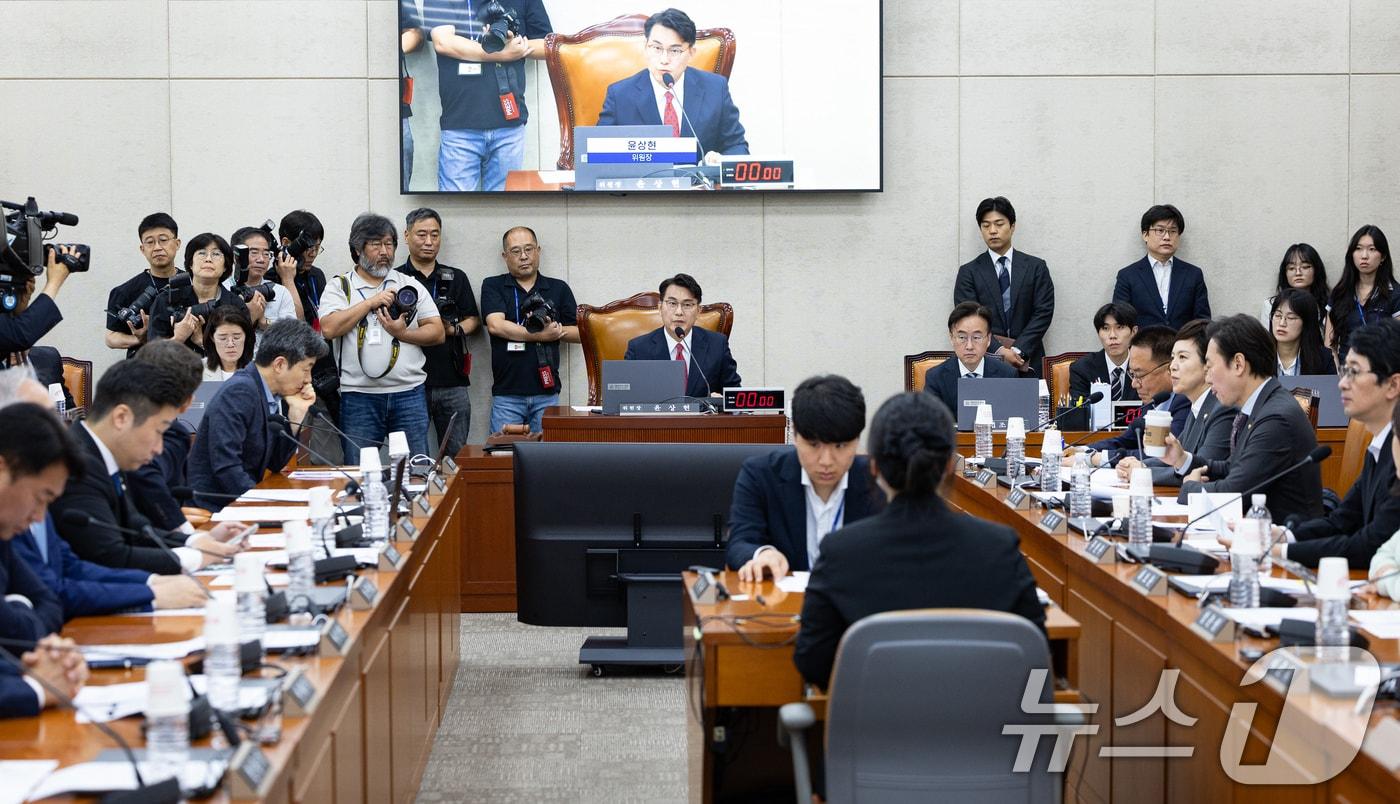본문 이미지 - 윤상현 위원장이 지난 18일 서울 여의도 국회에서 열린 제436회 국회(임시회) 제9회 전국동시지방선거 투표용지 부족사태 등 국민참정권침해 진상규명 및 선거관리개혁을 위한 국정조사특별위원회 제1차 전체회의에서 인사말을 하고 있다. 2026.6.18 ⓒ 뉴스1 유승관 기자