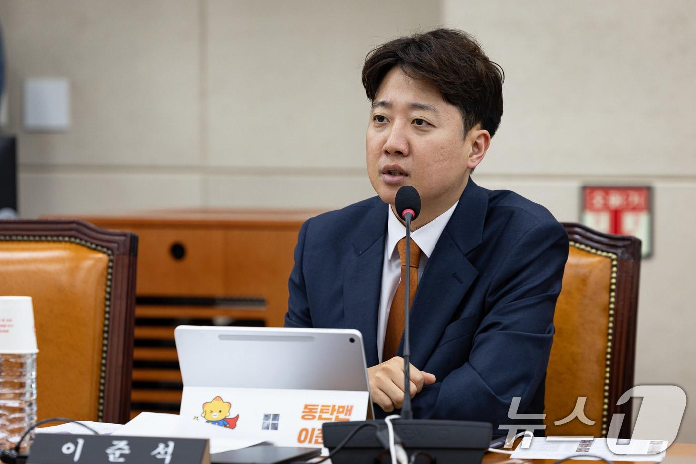 본문 이미지 - 이준석 개혁신당 대표가 지난 18일 서울 여의도 국회에서 열린 제436회 국회(임시회) 제9회 전국동시지방선거 투표용지 부족사태 등 국민참정권침해 진상규명 및 선거관리개혁을 위한 국정조사특별위원회 제1차 전체회의에서 인사말을 하고 있다. 2026.6.18 ⓒ 뉴스1 유승관 기자