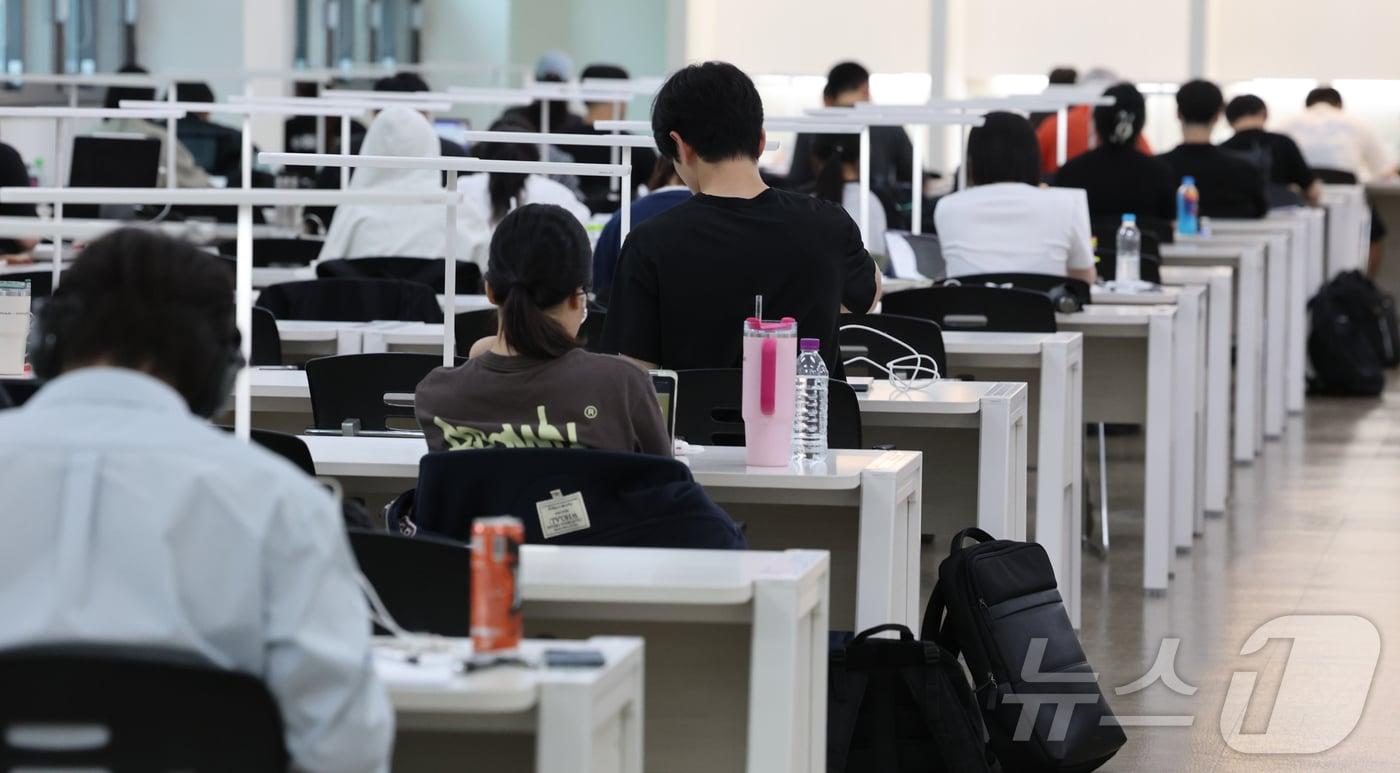본문 이미지 - 대학가 기말고사 시즌인 18일 충남대 도서관에서 학생들이 공부를 하고 있다. 충남대는 19일까지 기말고사를 진행하고 오는 22일부터 하기방학에 돌입한다. 2026.6.18 ⓒ 뉴스1 김기태 기자