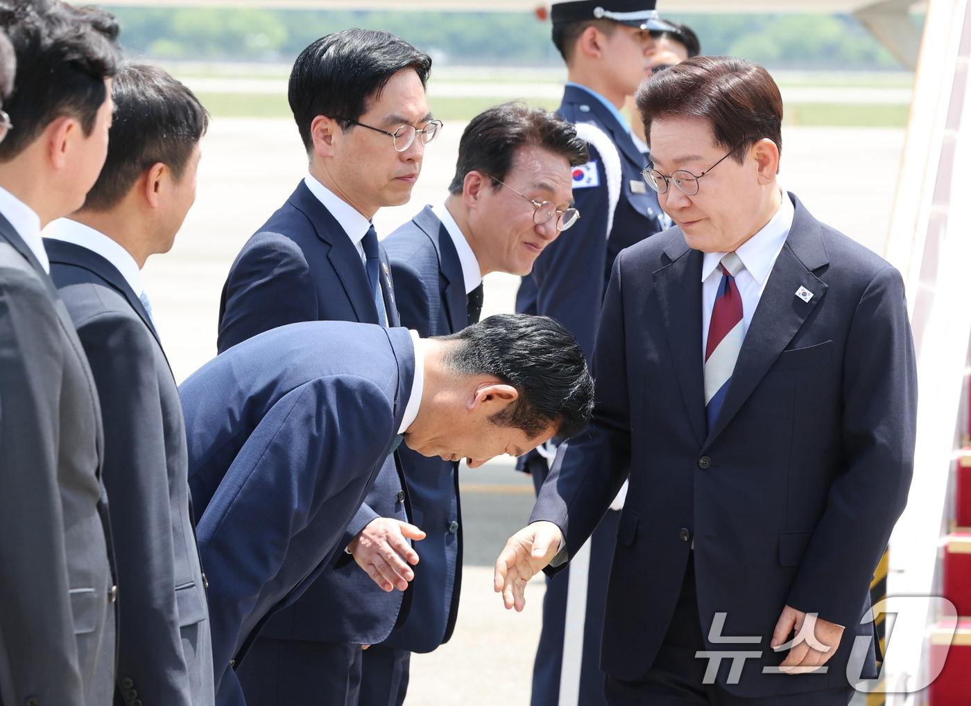 본문 이미지 - 주요 7개국(G7) 정상회의 일정을 마친 이재명 대통령이 18일 경기 성남 서울공항에 도착해 정청래 더불어민주당 대표와 인사를 나누고 있다. 2026.6.18 ⓒ 뉴스1 허경 기자