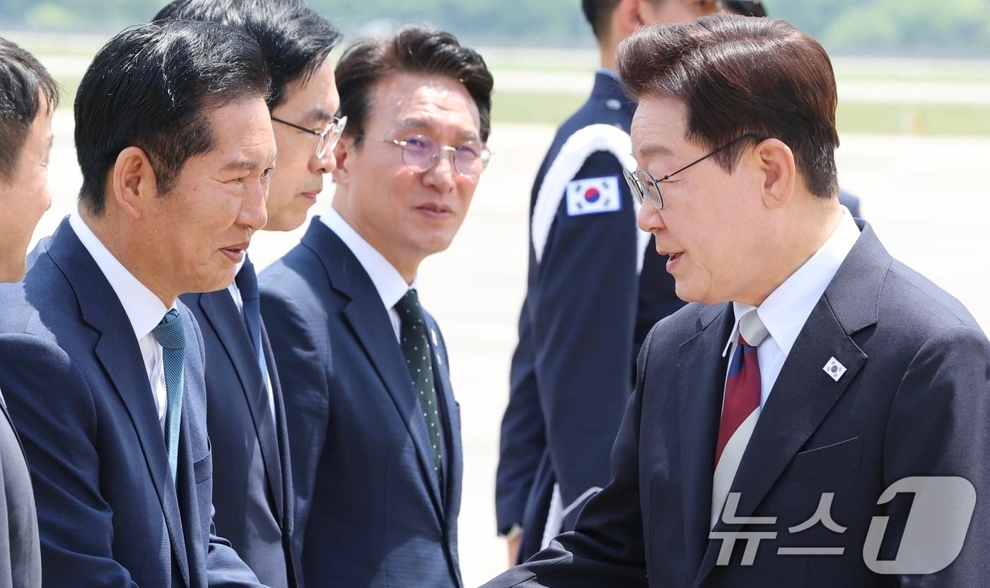 본문 이미지 - 주요 7개국(G7) 정상회의 일정을 마친 이재명 대통령이 지난 18일 경기 성남 서울공항에 도착해 정청래 더불어민주당 대표와 인사를 나누고 있다. 2026.6.18 ⓒ 뉴스1 허경 기자