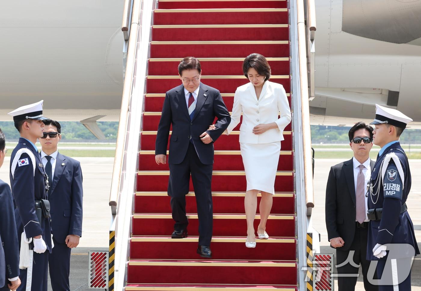 본문 이미지 - 주요 7개국(G7) 정상회의 일정을 마친 이재명 대통령과 김혜경 여사가 18일 경기 성남 서울공항에 도착하고 있다. 2026.6.18 ⓒ 뉴스1 허경 기자
