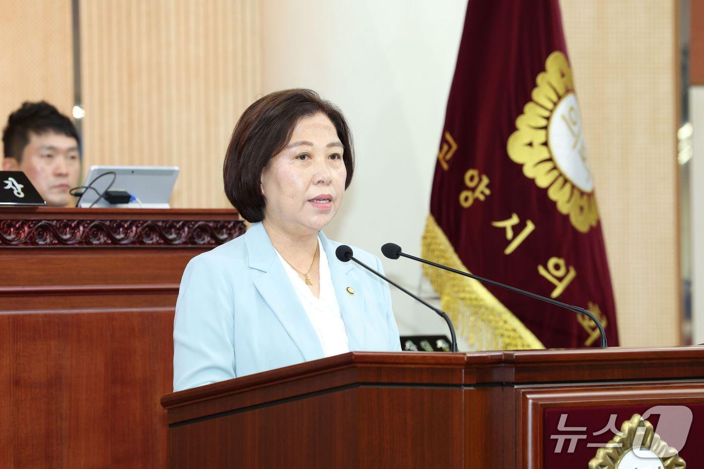 본문 이미지 - 17일 열린 제304회 고양시의회 임시회 본회의장에서 공소자 의원이 '5분 자유발언'을 통해 고양시의 현장체험학습 교사의 책임 면제를 위한 시 차원의 대책마련을 촉구하고 있다. (고양시의회 제공, 재판매 및 DB금지)