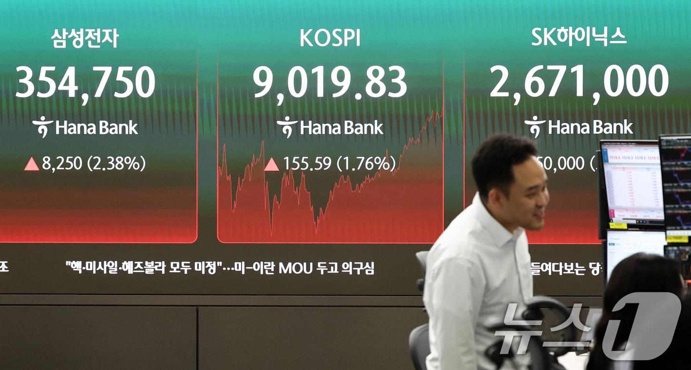 본문 이미지 - 코스피지수가 장중 사상 처음으로 9000을 돌파한 18일 오후 서울 중구 하나은행 본점 딜링룸 전광판에 코스피 시황이 나오고 있다. 2026.6.18 ⓒ 뉴스1 최지환 기자
