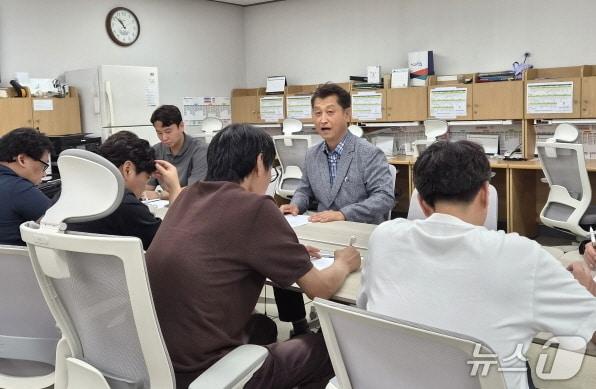본문 이미지 - 정재균 전북교육감직 인수위 대변인이 18일 소규모학교 통폐합 접근 방식에 대해 설명했다./뉴스1