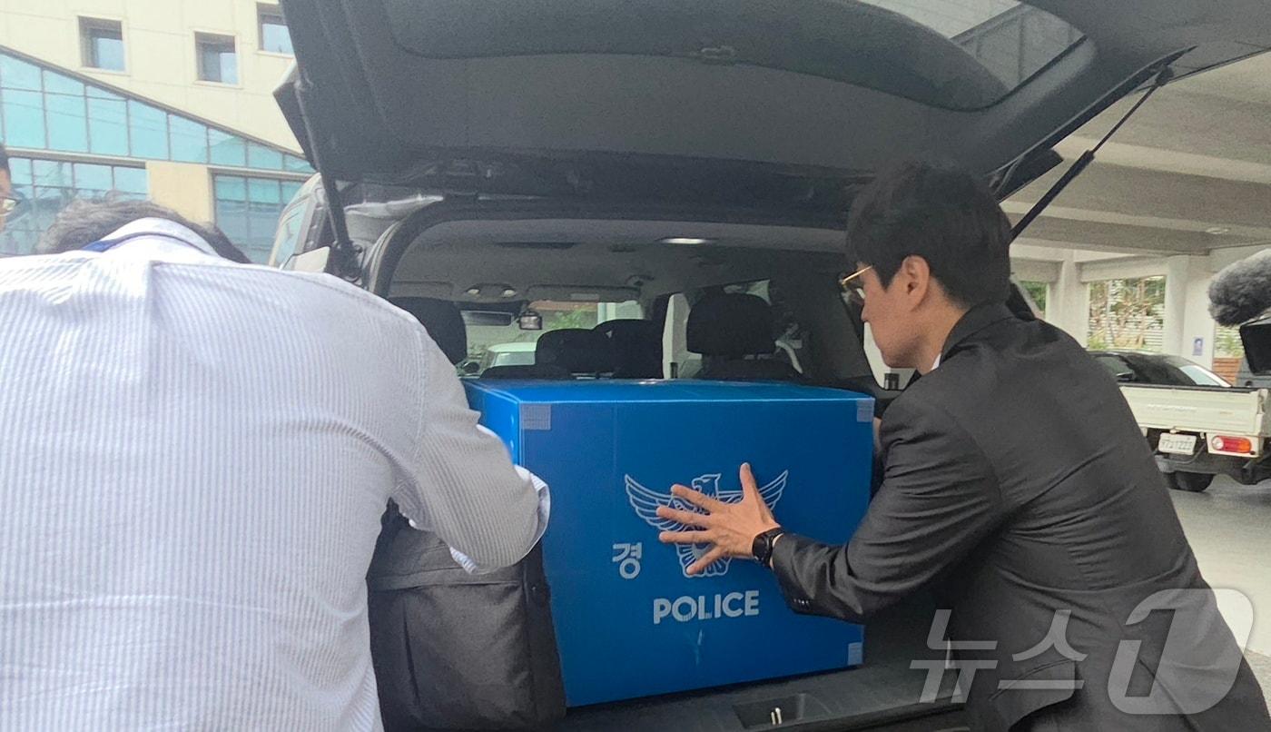 본문 이미지 - 전북경찰청 수사2계 수사관들이 18일 전북 전주시 완산구선거관리위원회에서 전북교육감 선거 개표 입력 오류 관련 압수수색을 마치고 압수품을 옮기고 있다. 2026.6.18 ⓒ 뉴스1 유경석 기자