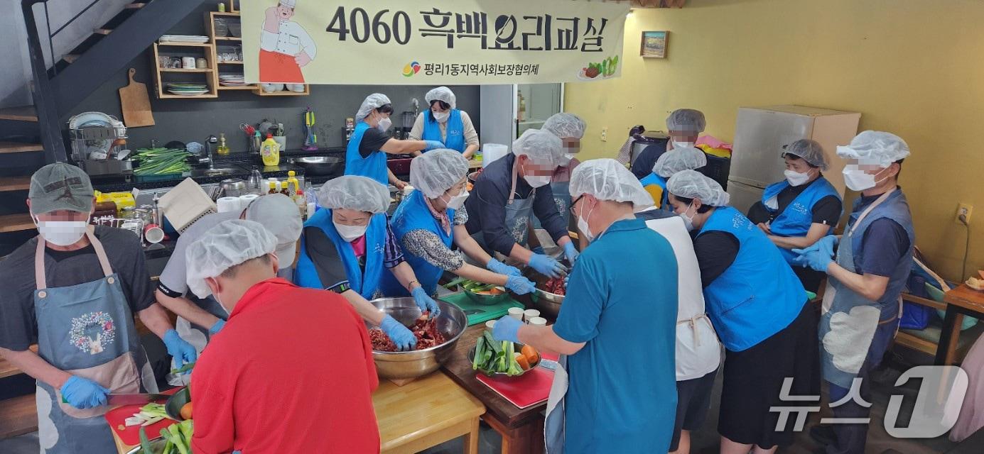 본문 이미지 - 지난 16일 대구 서구 평리1동 '4060 흑백 요리교실'에 참여한 중장년 남성들이 소불고기를 만들고 있다. (대구 서구 제공. 재판매 및 DB 금지)