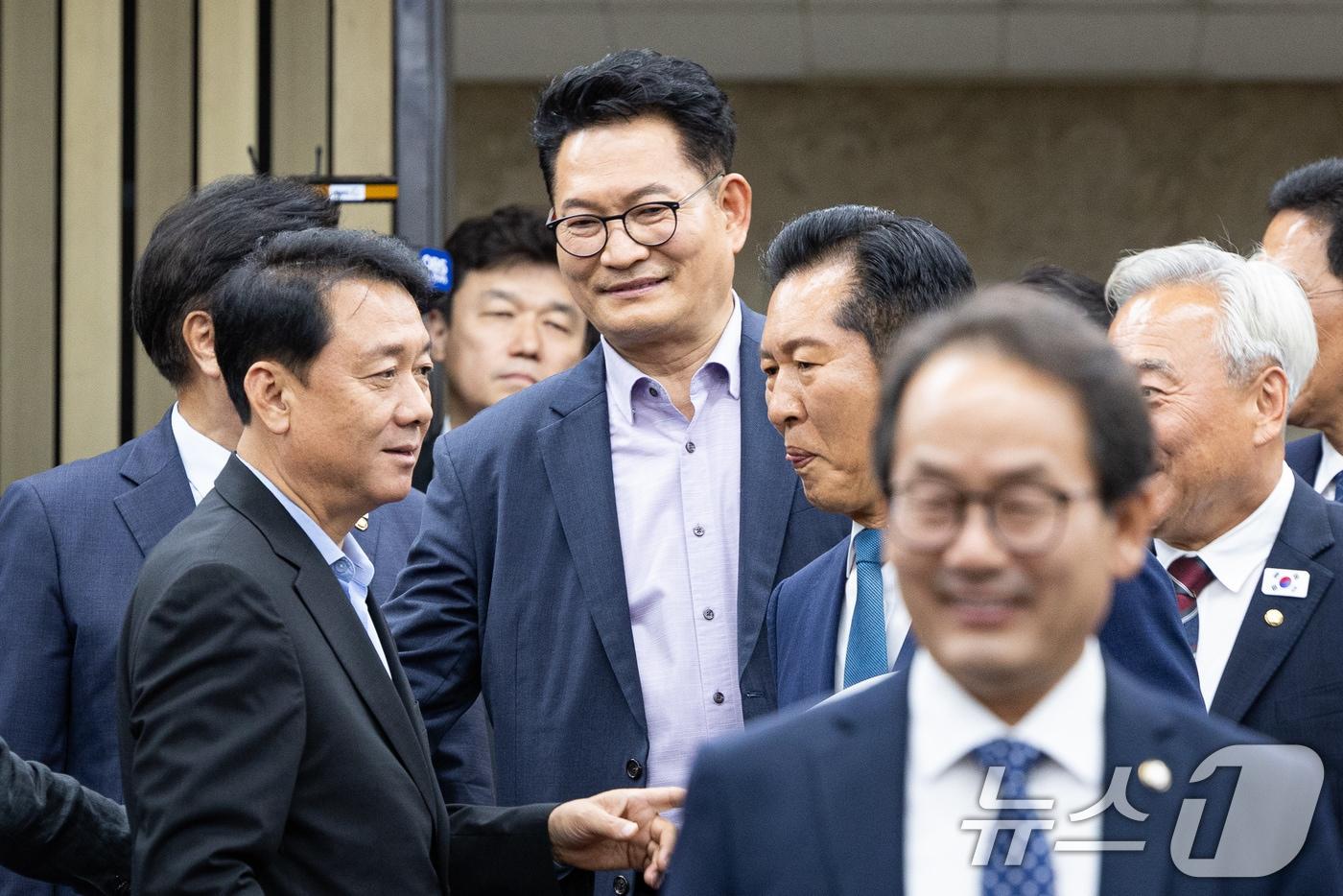 본문 이미지 - 정청래 더불어민주당 대표와 송영길 의원을 비롯한 의원들이 지난 18일 서울 여의도 국회에서 열린 의원총회에서 대화하고 있다. 2026.6.18 ⓒ 뉴스1 유승관 기자