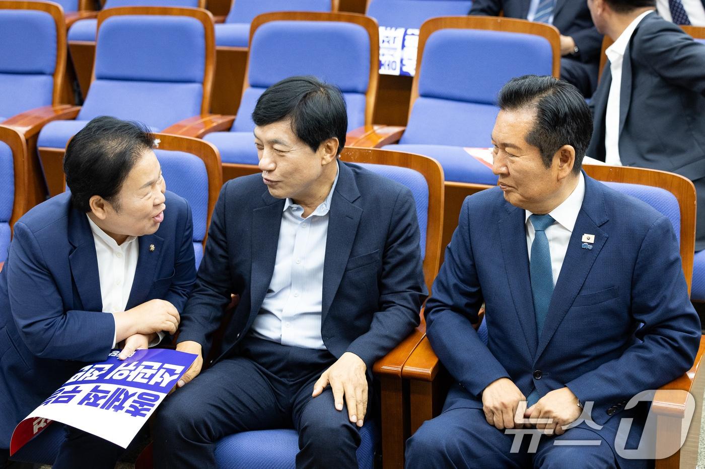 본문 이미지 - 정청래 전 더불어민주당 대표가 지난 18일 서울 여의도 국회에서 열린 의원총회에서 이성윤, 문정복 최고위원과 대화하고 있다. 2026.6.18 ⓒ 뉴스1 유승관 기자