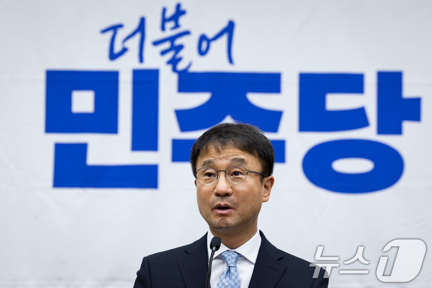 본문 이미지 - 한병도 더불어민주당 원내대표가 18일 서울 여의도 국회에서 열린 의원총회에서 모두 발언을 하고 있다. 2026.6.18 ⓒ 뉴스1 유승관 기자