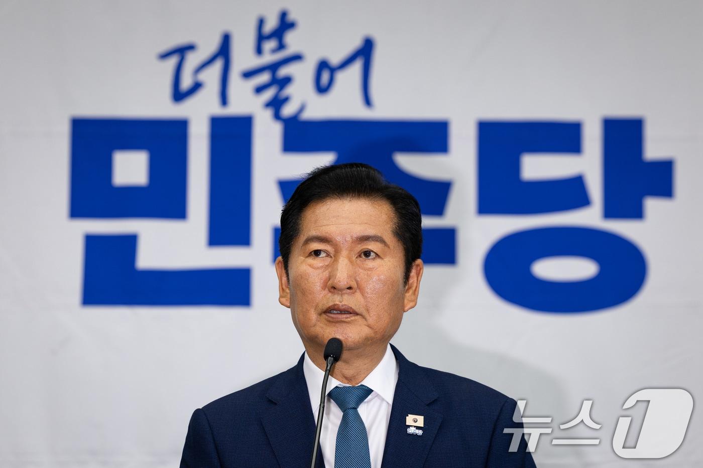 본문 이미지 - 정청래 더불어민주당 대표가 18일 서울 여의도 국회에서 열린 의원총회에서 모두 발언을 하고 있다. 2026.6.18 ⓒ 뉴스1 유승관 기자