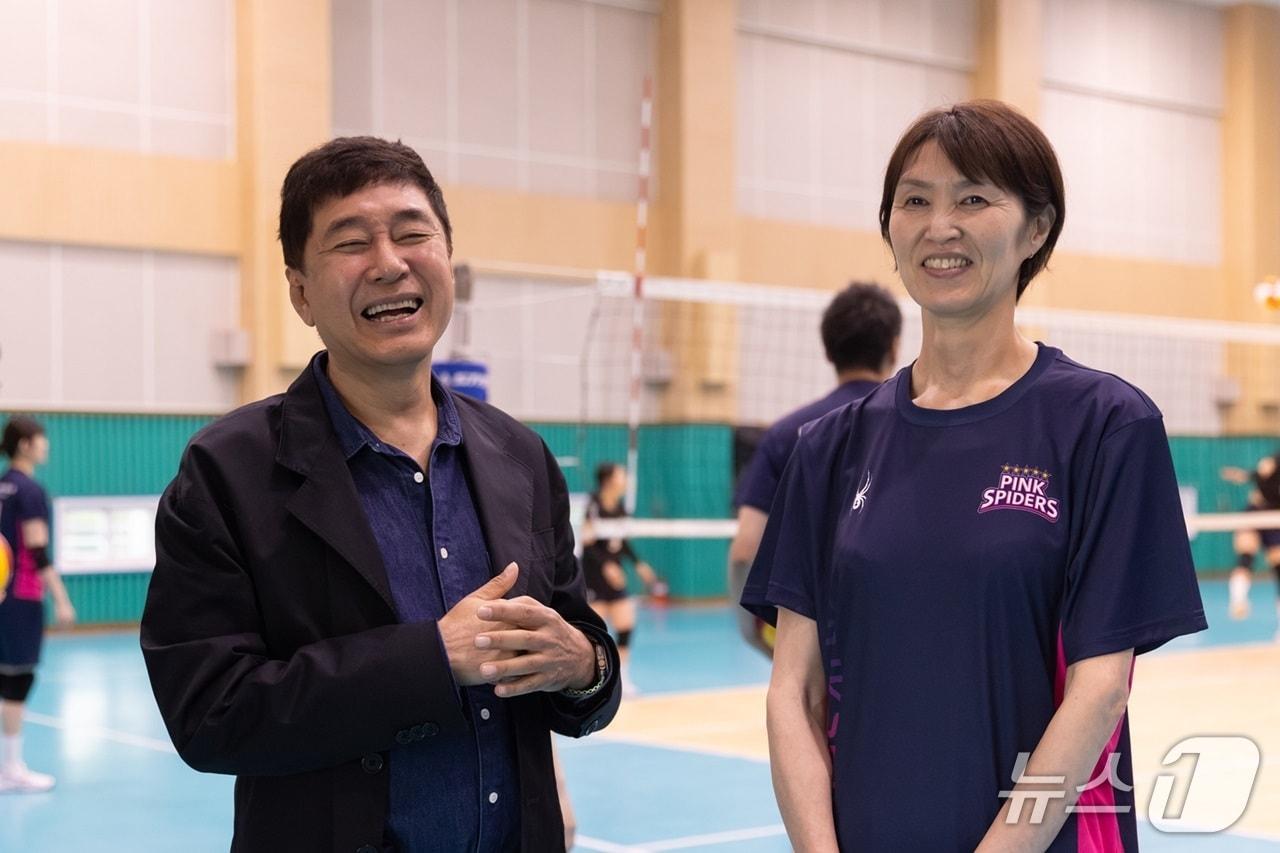 본문 이미지 - 이호진 일주세화학원 이사장이 17일 서울 서초구 세화여고 체육관에서 열린 '흥국생명배구단 핑크스파이더스X세화여고·여중 배구부 특별레슨' 현장을 찾아 요시하라 토모코 감독 등 흥국생명배구단을 격려하고 있다.  (사진제공 = 태광그룹) 