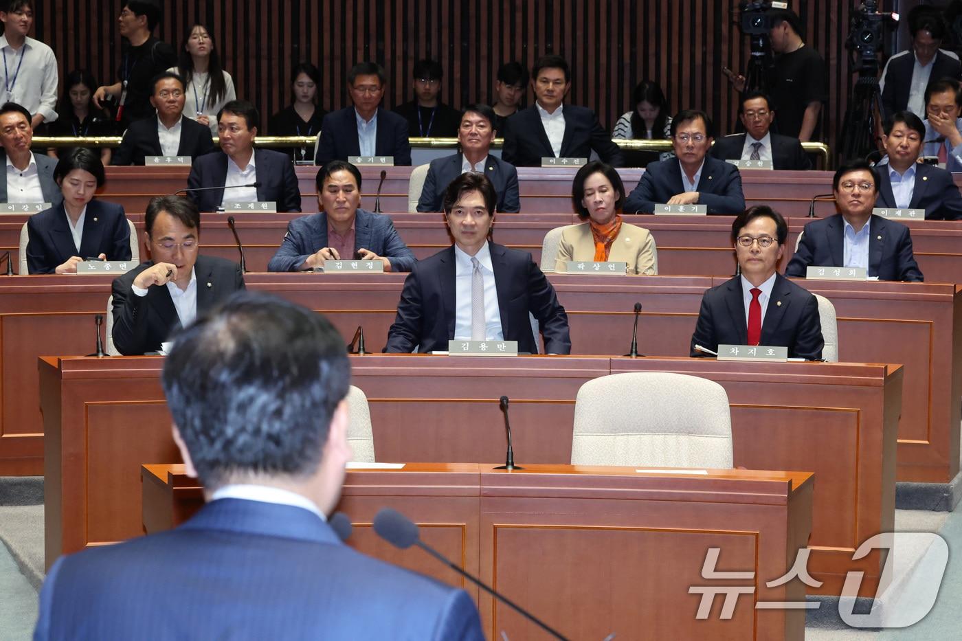 본문 이미지 - 정점식 국민의힘 원내대표가 18일 서울 여의도 국회에서 열린 의원총회에서 발언하는 가운데 장동혁 대표의 자리가 비어 있다. 2026.6.18 ⓒ 뉴스1 신웅수 기자