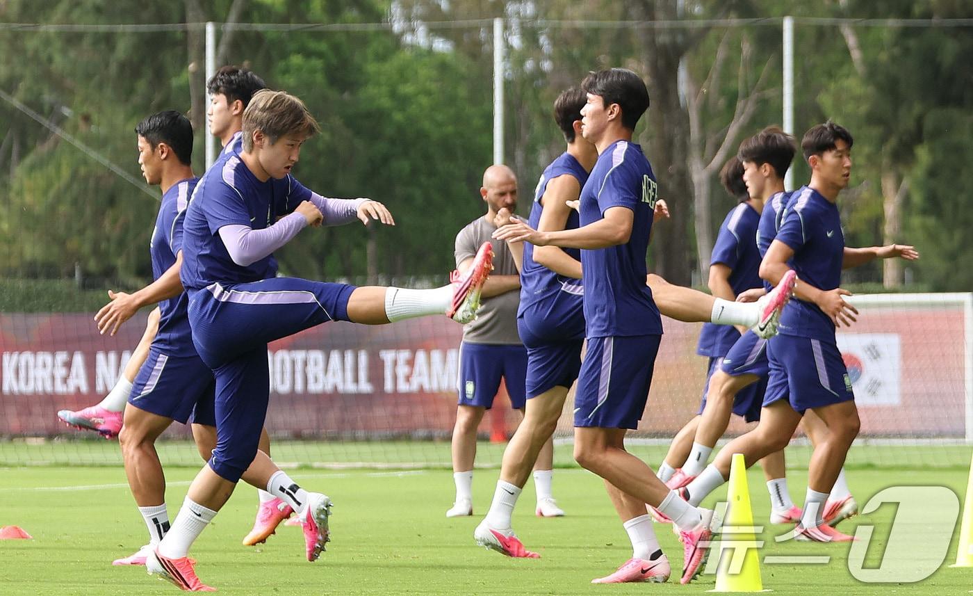 본문 이미지 - 한국 축구 국가대표팀 이강인이 17일(현지시간) 멕시코 과달라하라 인근 사포판 치바스 바예 베르데 훈련장에서 멕시코와의 월드컵 조별리그 2차전을 앞두고 훈련하고 있다. 2026.6.18 ⓒ 뉴스1 박지혜 기자