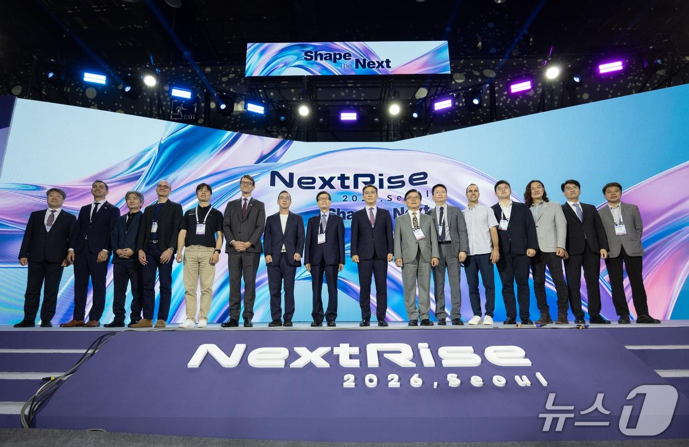 본문 이미지 - 한국무역협회(KITA)가 한국산업은행과 공동 주최한 ‘넥스트라이즈(NextRise) 2026’ 개막식에서 주요 참석자들이 기념촬영을 하고 있다.(사진 왼쪽 여덟번째부터 윤진식 한국무역협회 회장, 권대영 금융위원회 부위원장, 박상진 한국산업은행 회장) 