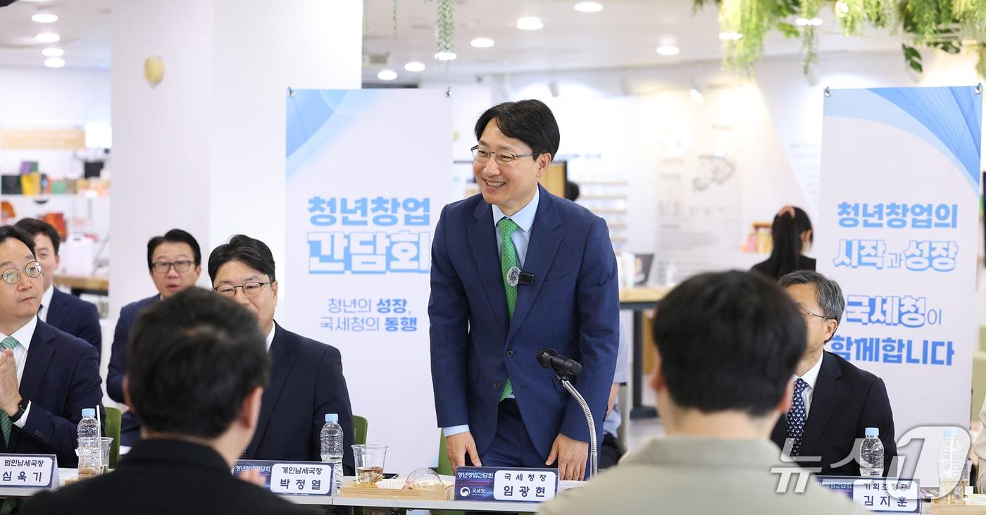 본문 이미지 - 18일 서울 강동구 서울먹거리창업센터에서 열린 푸드테크 스타트업 청년 창업자 간담회에서 임광현 국세청장이 인사하고 있다(국세청 제공). 2026.6.18/뉴스1