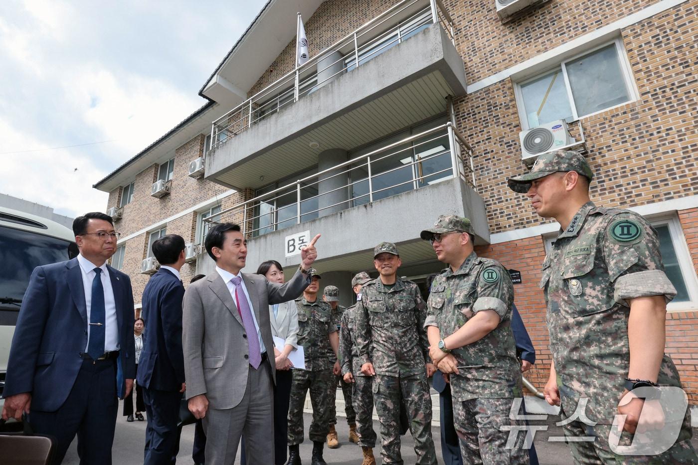 본문 이미지 - 안규백 국방부 장관이 18일 오전 육군 제15사단의 군 주거 시설을 방문, 현장을 점검하고 있다. (국방부 제공. 재판매 및 DB금지)