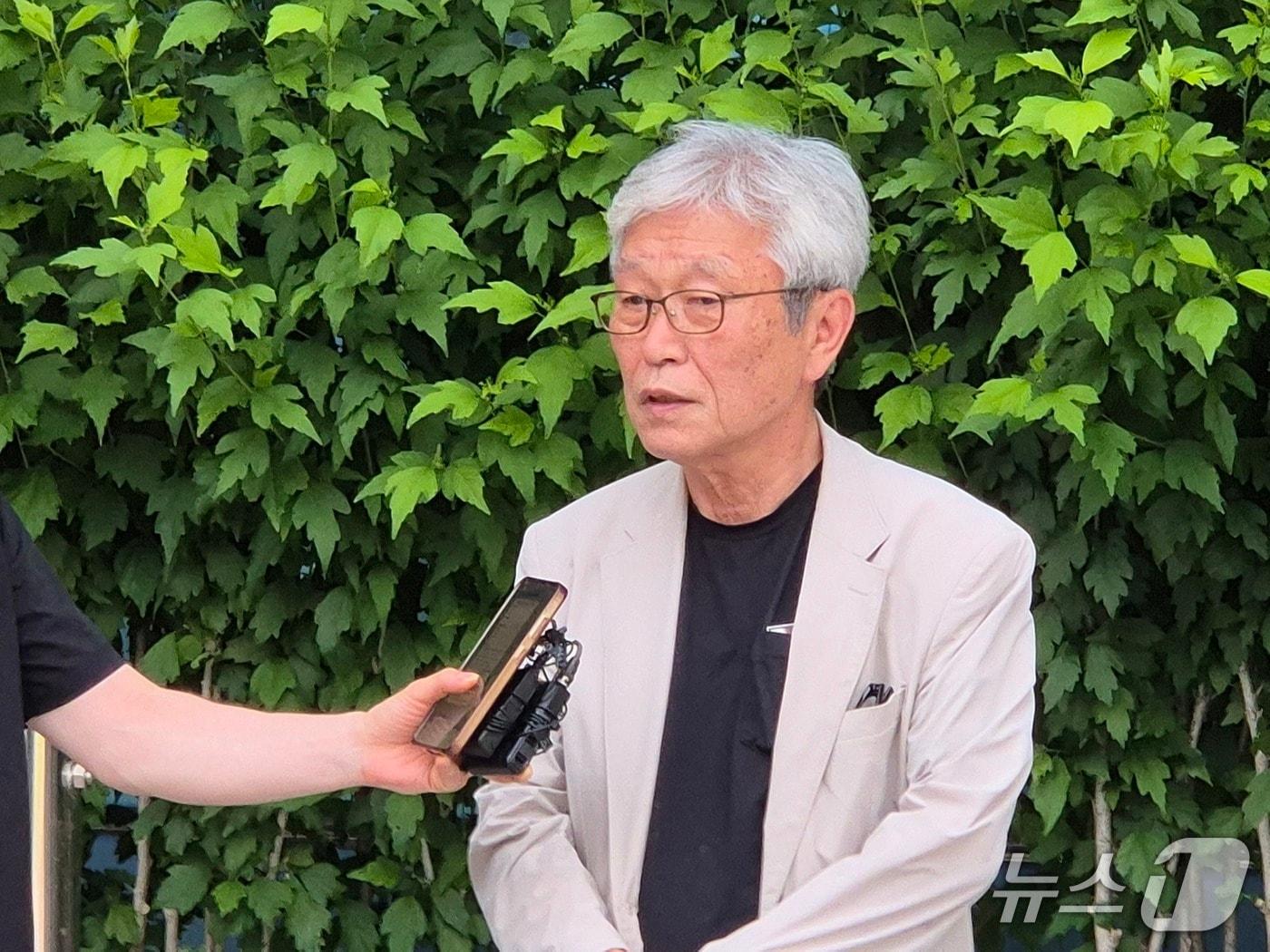 본문 이미지 - 김창민 영화감독 사망사건 가해자들에 대한 첫 재판이 열린 18일 김 감독 아버지인 김상철 씨가 의정부지법 남양주지원 앞에서 언론 인터뷰를 하고 있다.2026.06.18/뉴스1 양희문 기자