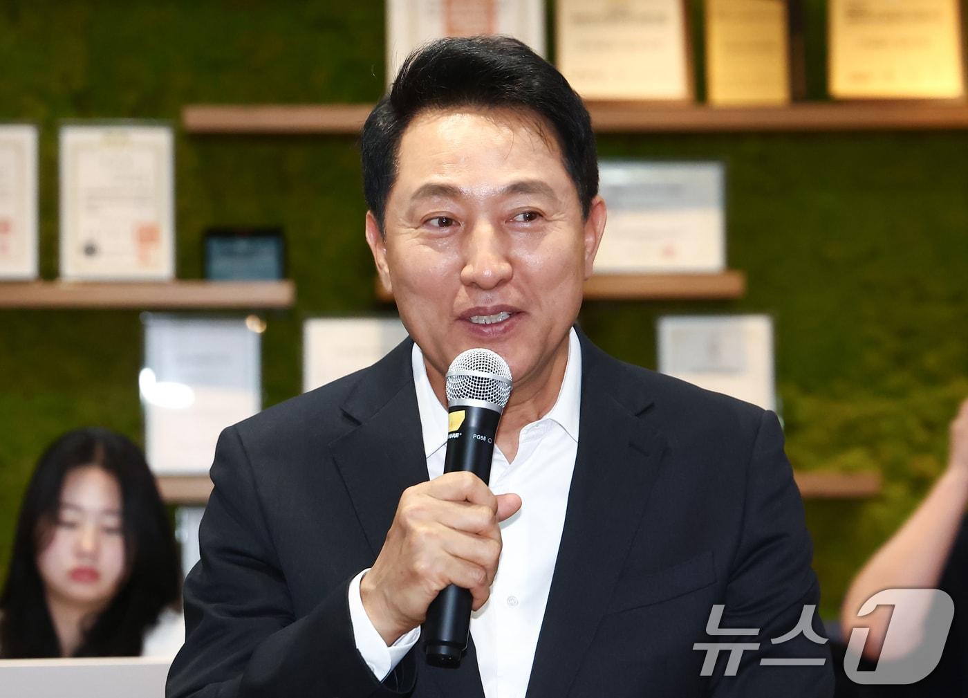 본문 이미지 - 오세훈 서울시장이 18일 오후 서울 성동구 링키지랩에서 열린 서울영커리언스 인턴십 현장소통 간담회에서 인사말을 하고 있다. 2026.6.18 ⓒ 뉴스1 김민지 기자