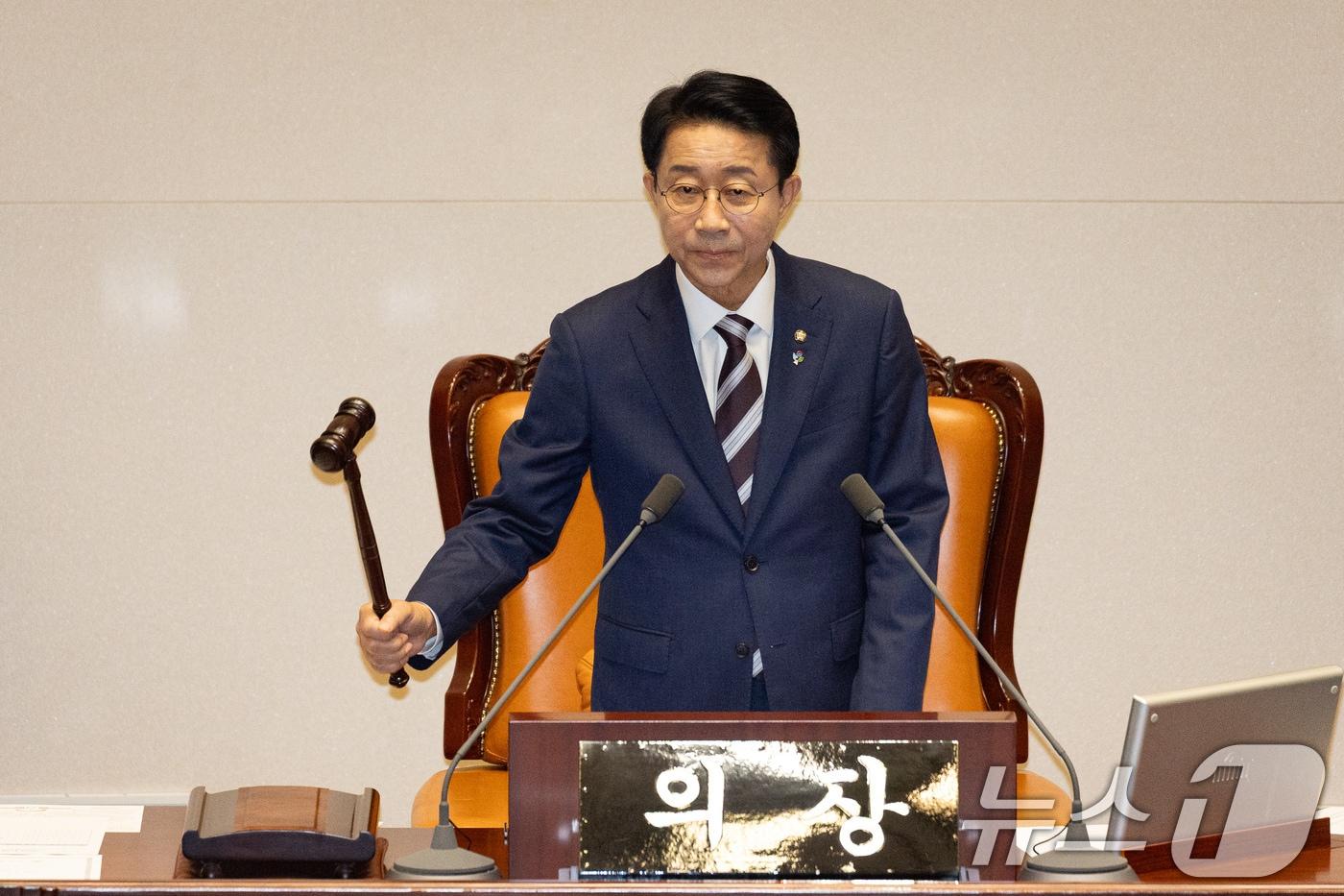 본문 이미지 - 조정식 국회의장이 18일 서울 여의도 국회에서 열린 제436회 국회(임시회) 제3차 본회의에서 의사봉을 두드리고 있다. 2026.6.18 ⓒ 뉴스1 유승관 기자