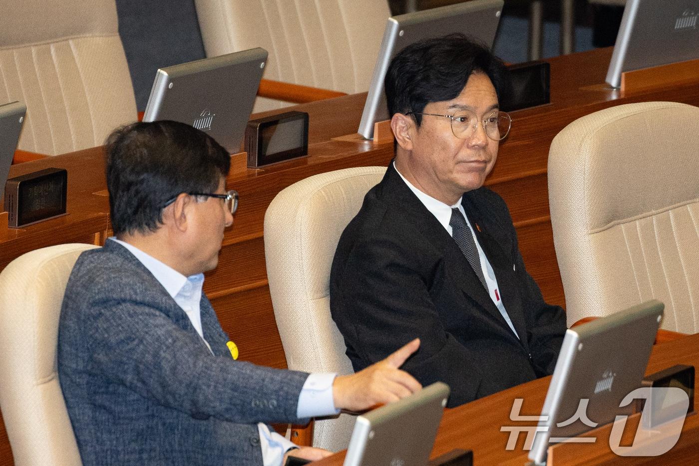 본문 이미지 - 김영훈 고용노동부 장관과 김성환 기후에너지환경부 장관이 18일 서울 여의도 국회에서 열린 제436회 국회(임시회) 제3차 본회의에 출석해 대화하고 있다. 2026.6.18 ⓒ 뉴스1 유승관 기자