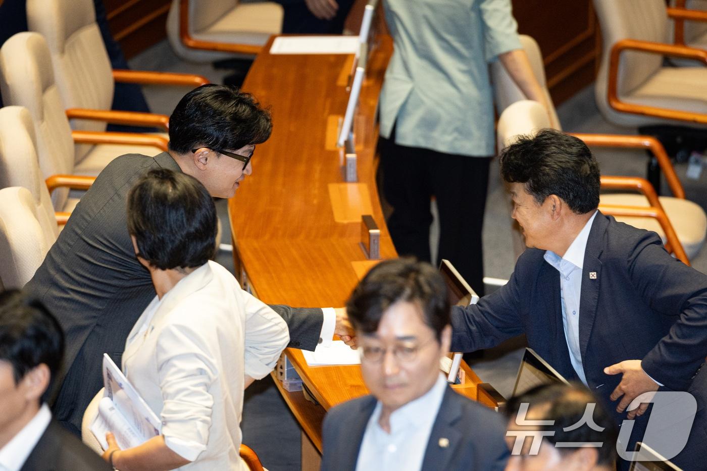본문 이미지 - 한동훈 무소속 의원이 18일 서울 여의도 국회에서 열린 제436회 국회(임시회) 제3차 본회의 산회 후 의원들과 인사하고 있다. 2026.6.18 ⓒ 뉴스1 유승관 기자
