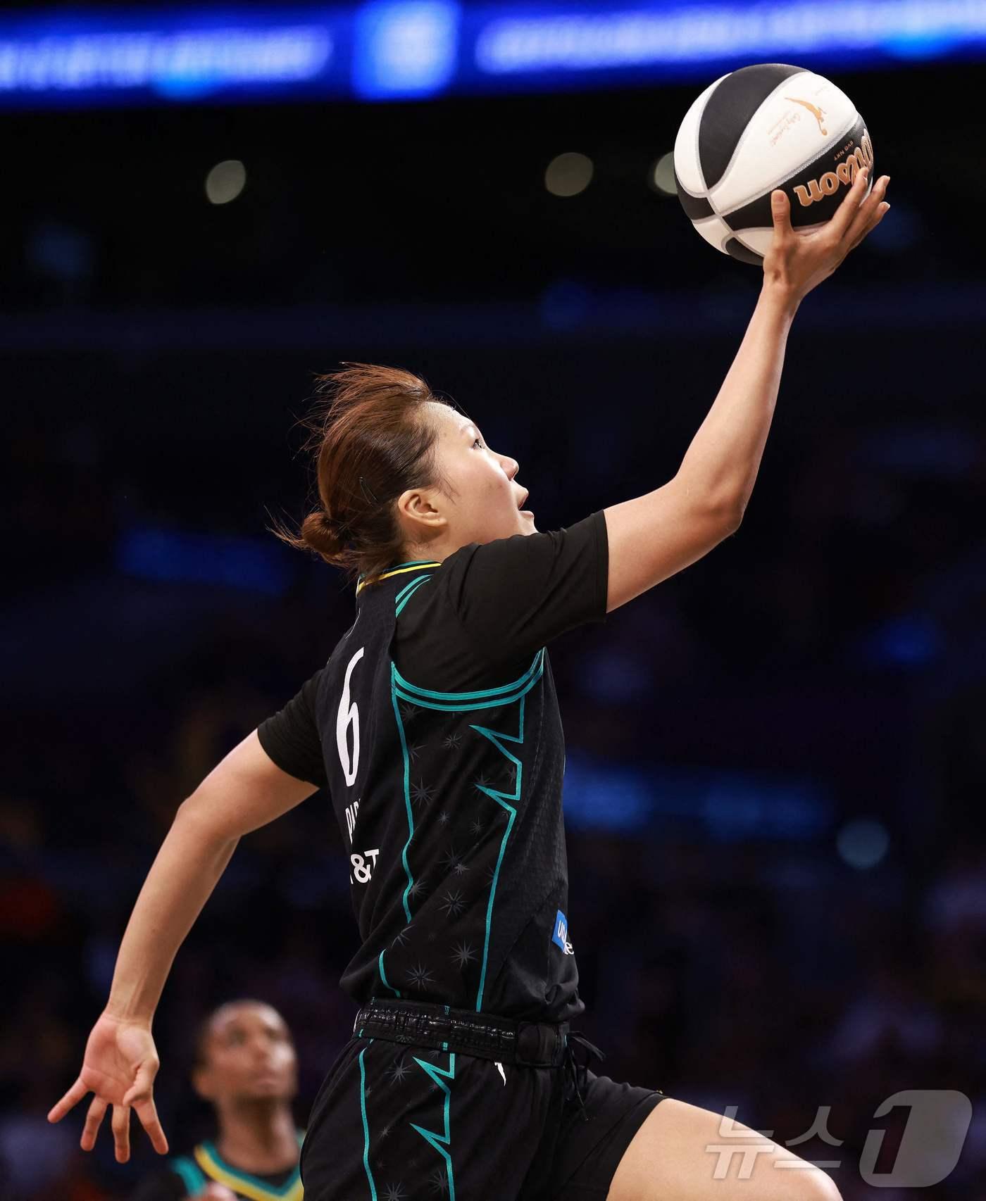 본문 이미지 - WNBA LA 스파크스 박지현이 18일(한국시간) 미네소타전에서 레이업을 하고 있다. ⓒ AFP=뉴스1
