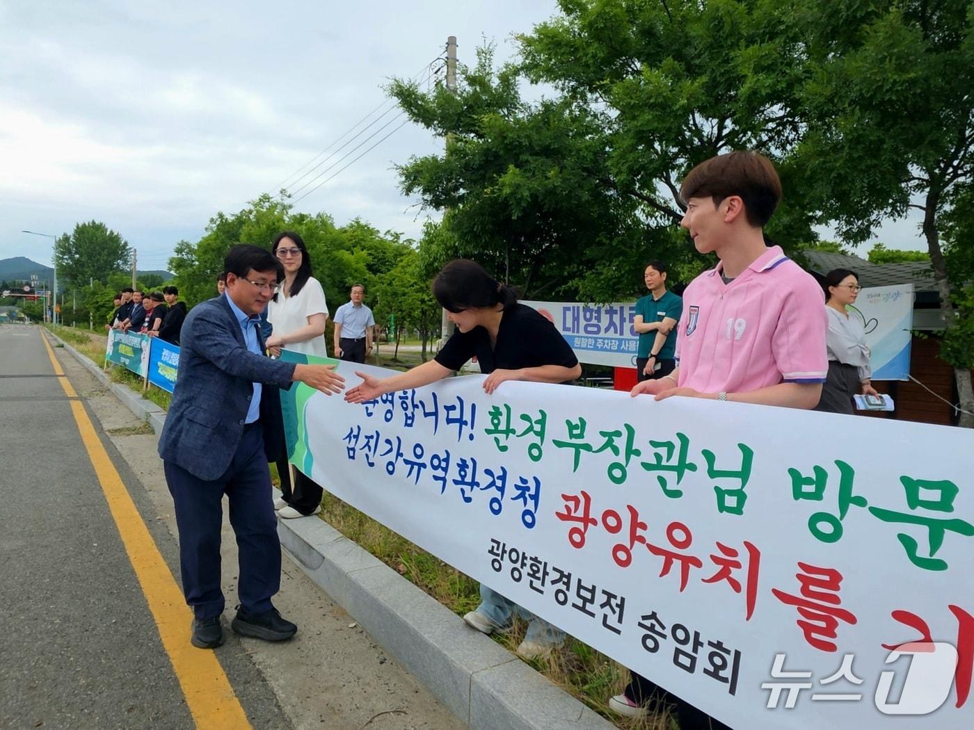 본문 이미지 - 김성환 기후에너지환경부 장관이 전남 광양만을 찾아 섬진강유역환경청 유치를 희망하는 환경단체 회원들과 인사하고 있다. ⓒ 뉴스1