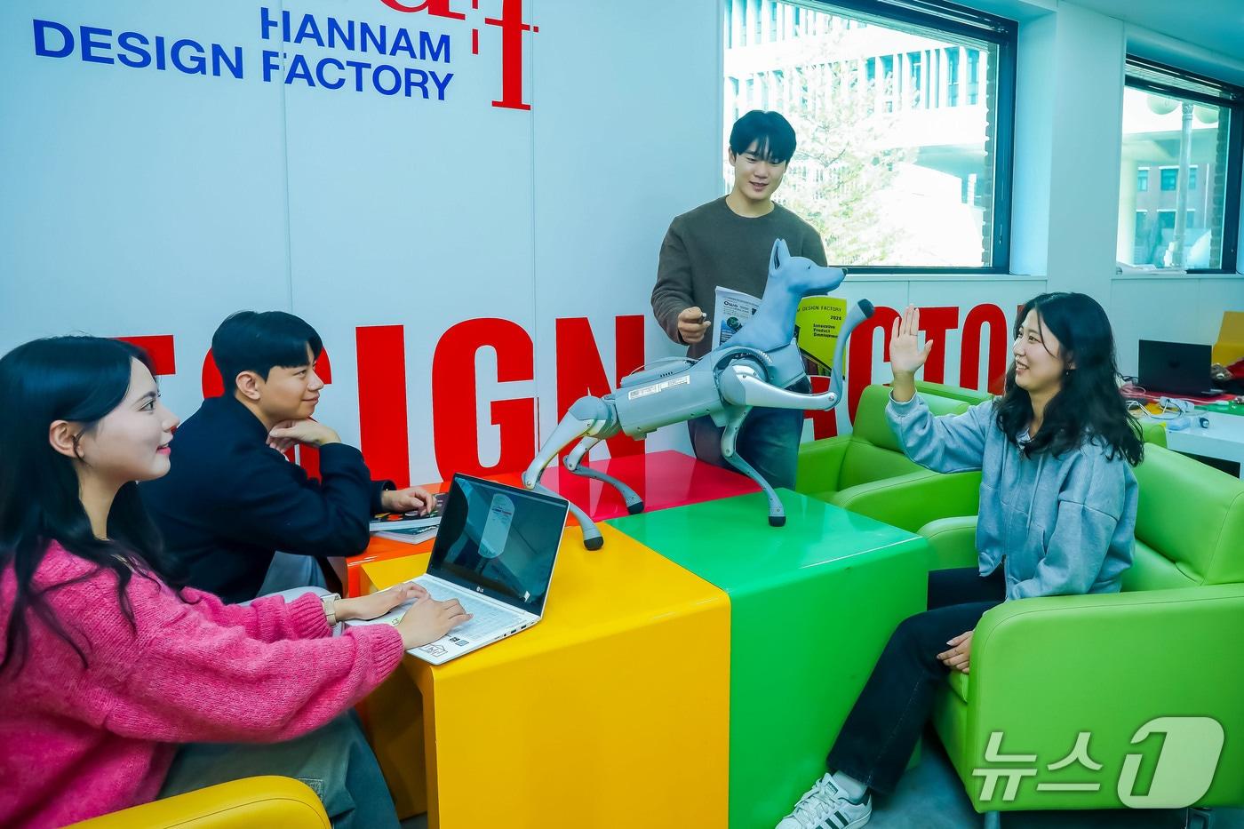 본문 이미지 - 한남대학교는 교육부와 한국산업기술진흥원 주관 '2026년 청년도약 인재양성 부트캠프' 운영대학으로 선정돼, AX 기반 제품·서비스 혁신 인재 양성에 나선다. (한남대 제공.재판매 및 DB금지)/뉴스1