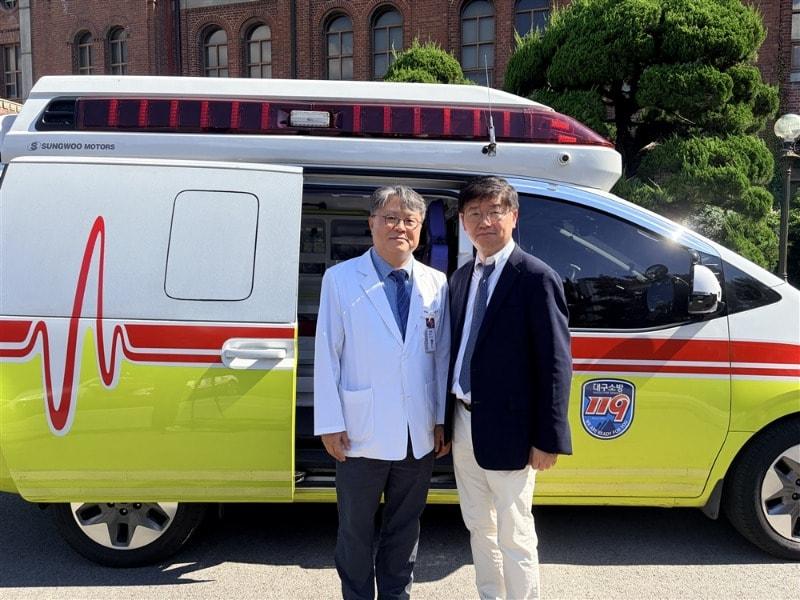 본문 이미지 - 경북대학교병원에서 개발한 응급의료 AI 플랫폼인 '세이버'(SAVE-R)를 활용해 응급의료 현장을 가정한 시연. (한국보건산업진흥원 제공)