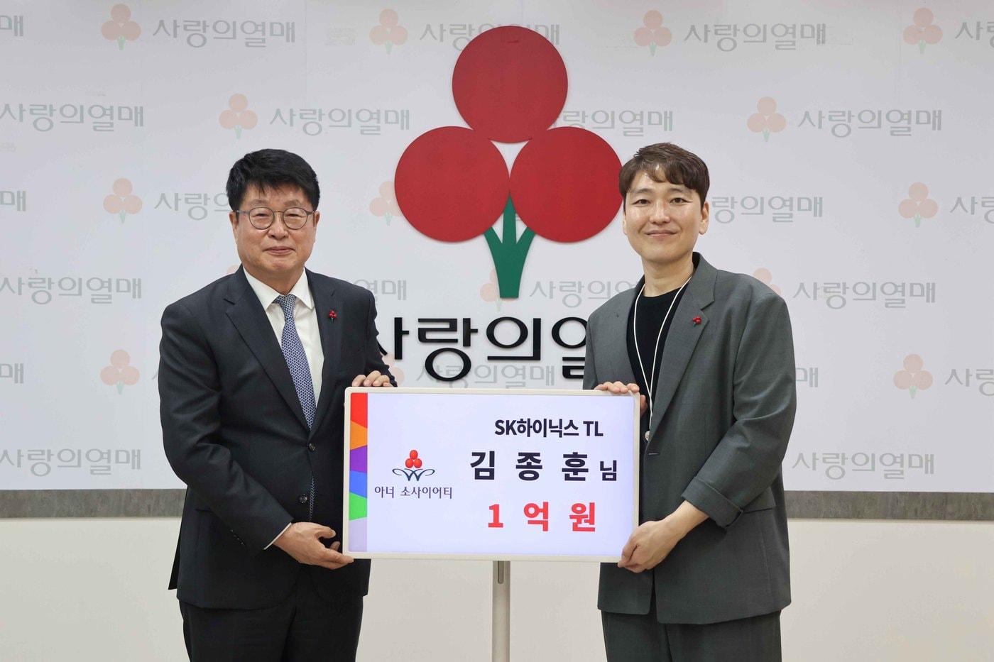 본문 이미지 - 권인욱 경기 사랑의열매 회장(왼쪽)과 김종훈 씨가 아너 소사이어티 가입 기념사진을 촬영하고 있다.(사랑의열매 제공)