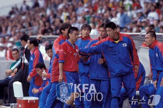 본문 이미지 - 1998 프랑스 월드컵에서 퇴장 당한 하석주(대한축구협회 제공) 