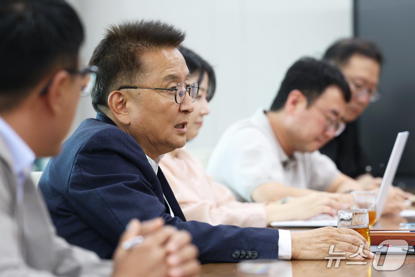 본문 이미지 - 김영환 충북지사가 18일 출입기자들과 차담을 하고 있다.(충북도 제공. 재판매 및 DB금지)/뉴스1