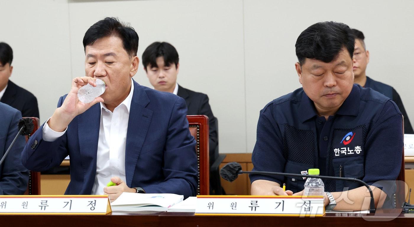 본문 이미지 - 류기정 사용자위원과 류기섭 근로자위원이 18일 세종시 정부세종청사 최저임금위원회에서 열린 2027년도 최저임금위원회 7차 전원회의에서 발언을 들으며 물을 마시고 있다. 2026.6.18 ⓒ 뉴스1 김기남 기자