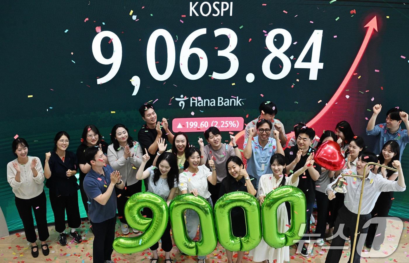 본문 이미지 - 코스피가 사상 처음으로 9000포인트를 돌파 마감한 18일 서울 중구 하나은행 딜링룸에서 직원들이 축하 세리머니를 하고 있다.  (공동취재) ⓒ 뉴스1 최지환 기자