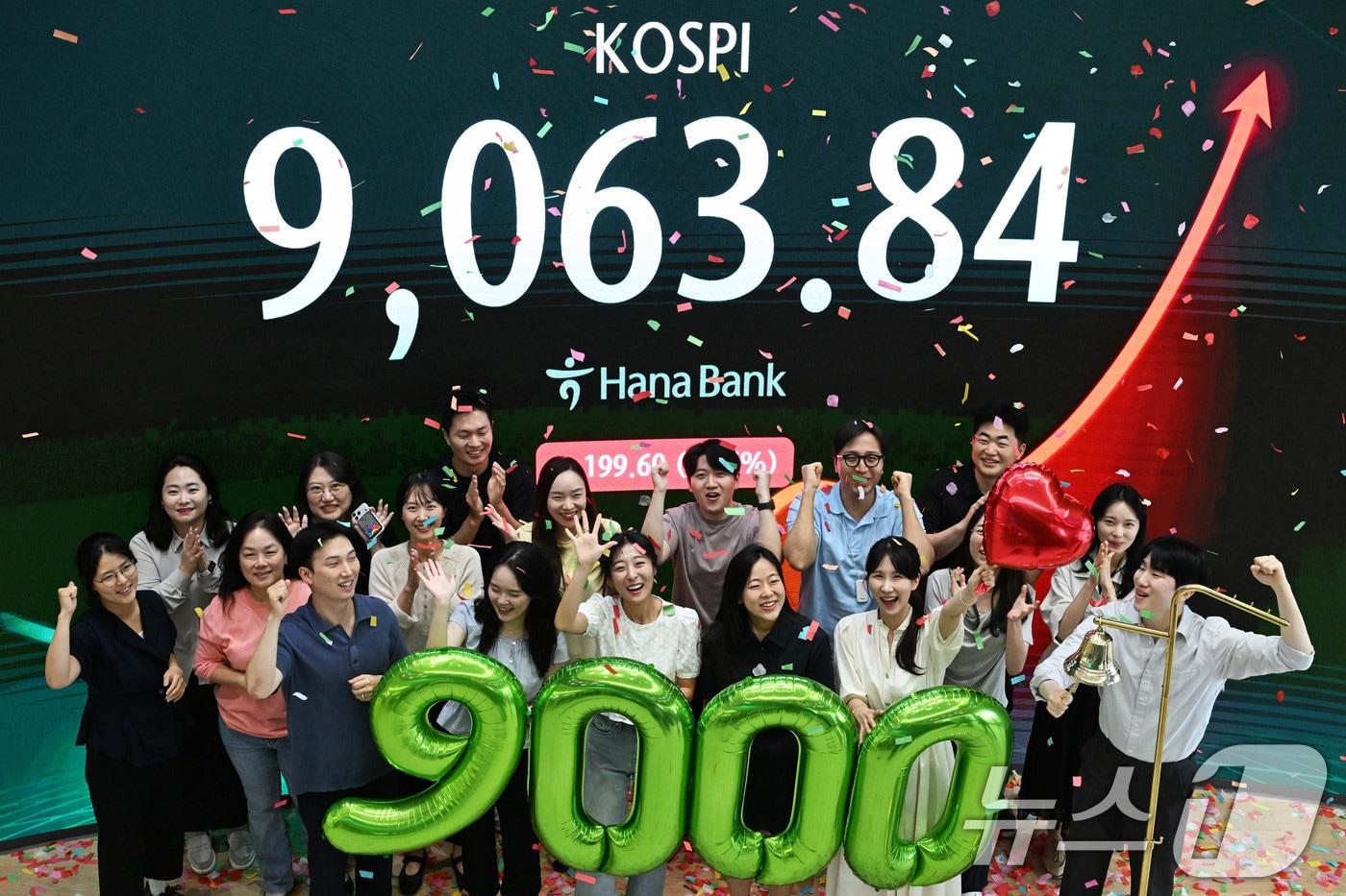 본문 이미지 - 코스피가 사상 처음으로 9000포인트를 돌파 마감한 18일 서울 중구 하나은행 딜링룸에서 직원들이 축하 세리머니를 하고 있다.  (공동취재) 2026.6.18 ⓒ 뉴스1 최지환 기자
