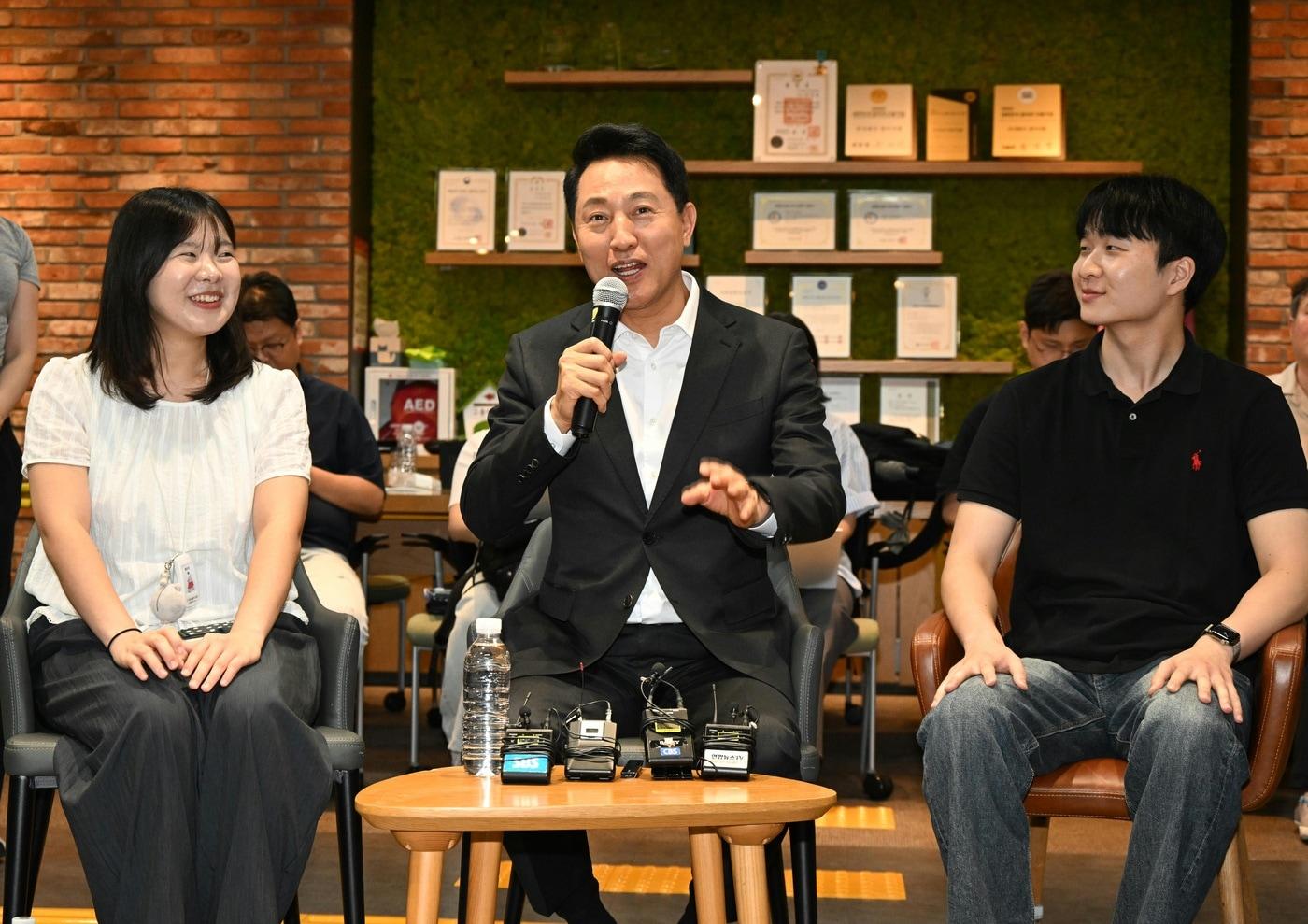 본문 이미지 - 오세훈 서울시장이 18일 성동구 링키지랩에서 열린 '서울영커리언스 인턴십 현장소통 간담회'에서 청년들과 이야기를 나누고 있다.