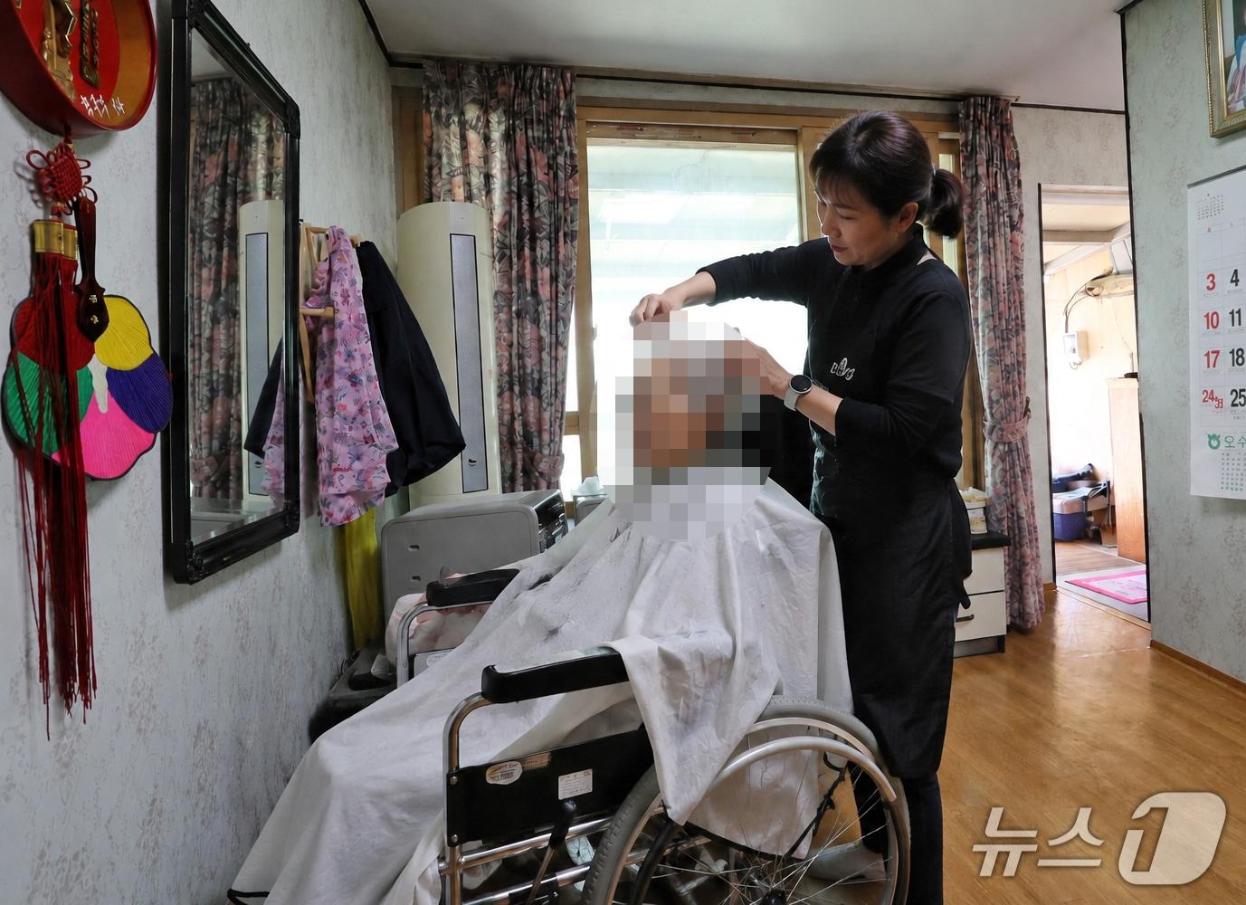 본문 이미지 - 전북 임실군이 고령이나 질환 등으로 거동이 불편해 미용실 방문이 어려운 취약계층을 위해 찾아가는 복지 서비스를 추진한다.(임실군제공, 재판매 및 DB금지)2026.6.18/뉴스1